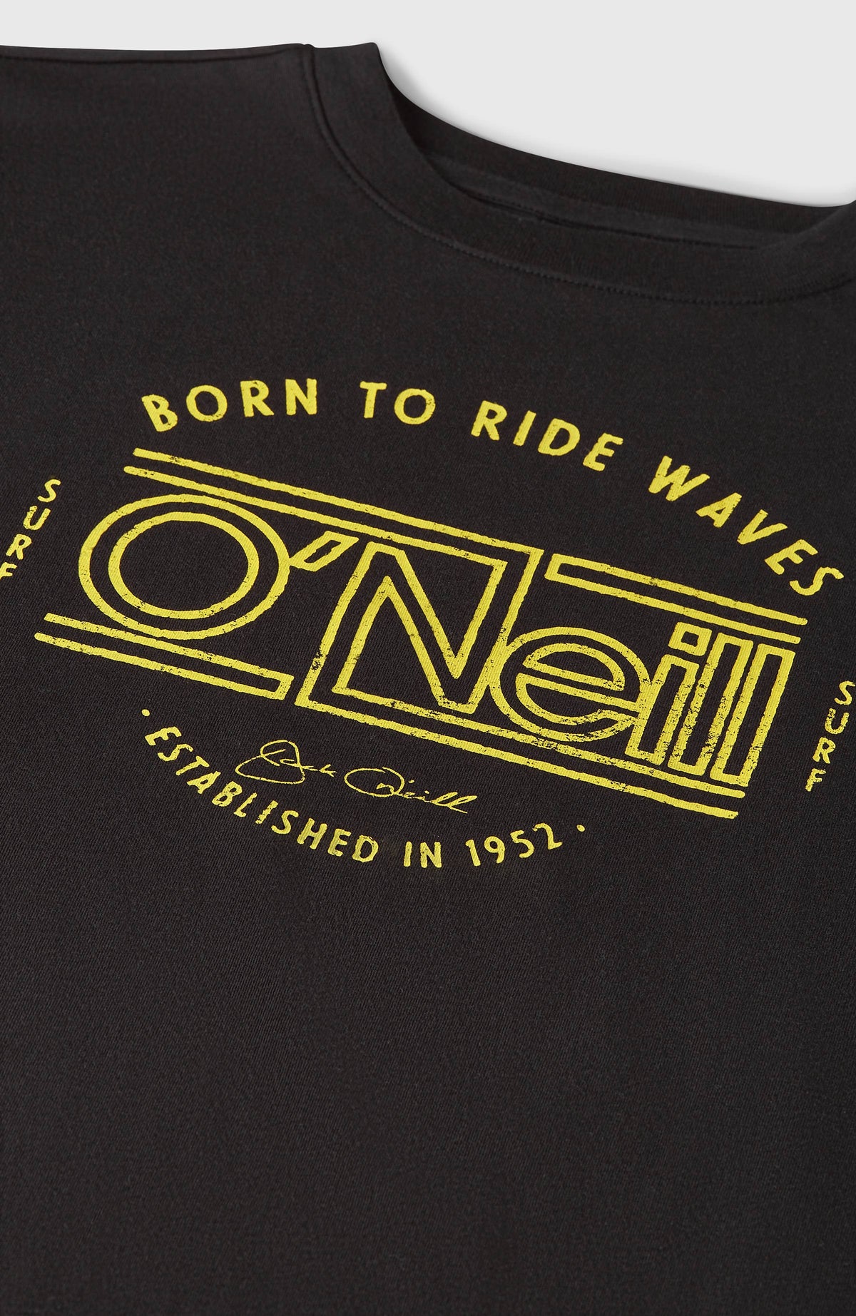 Nahaufnahme von Ausschnitt und Logo-Print in Gelb auf dem schwarzen Muir T-Shirt