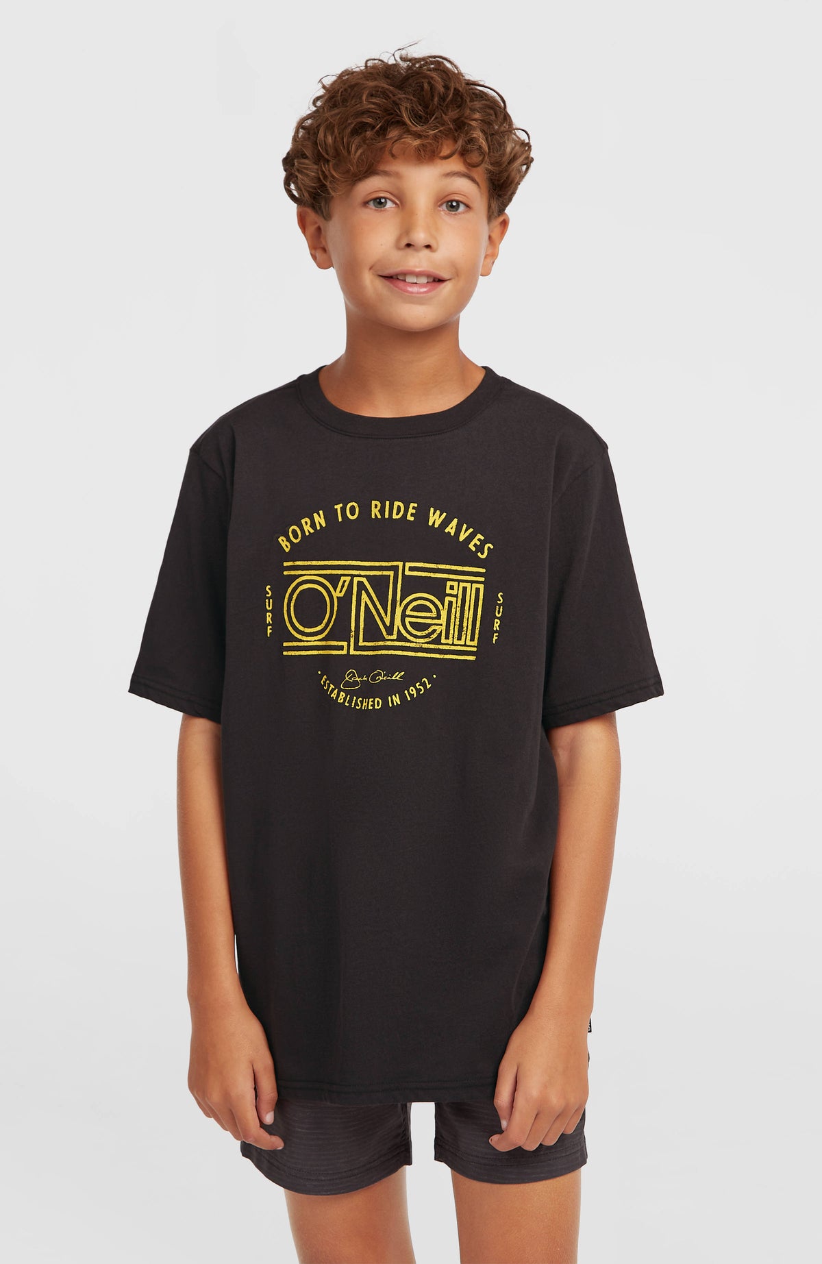O'Neill Muir T-Shirt für Jungen, schwarz mit Logo-Print in Gelb, Vorderansicht am Model