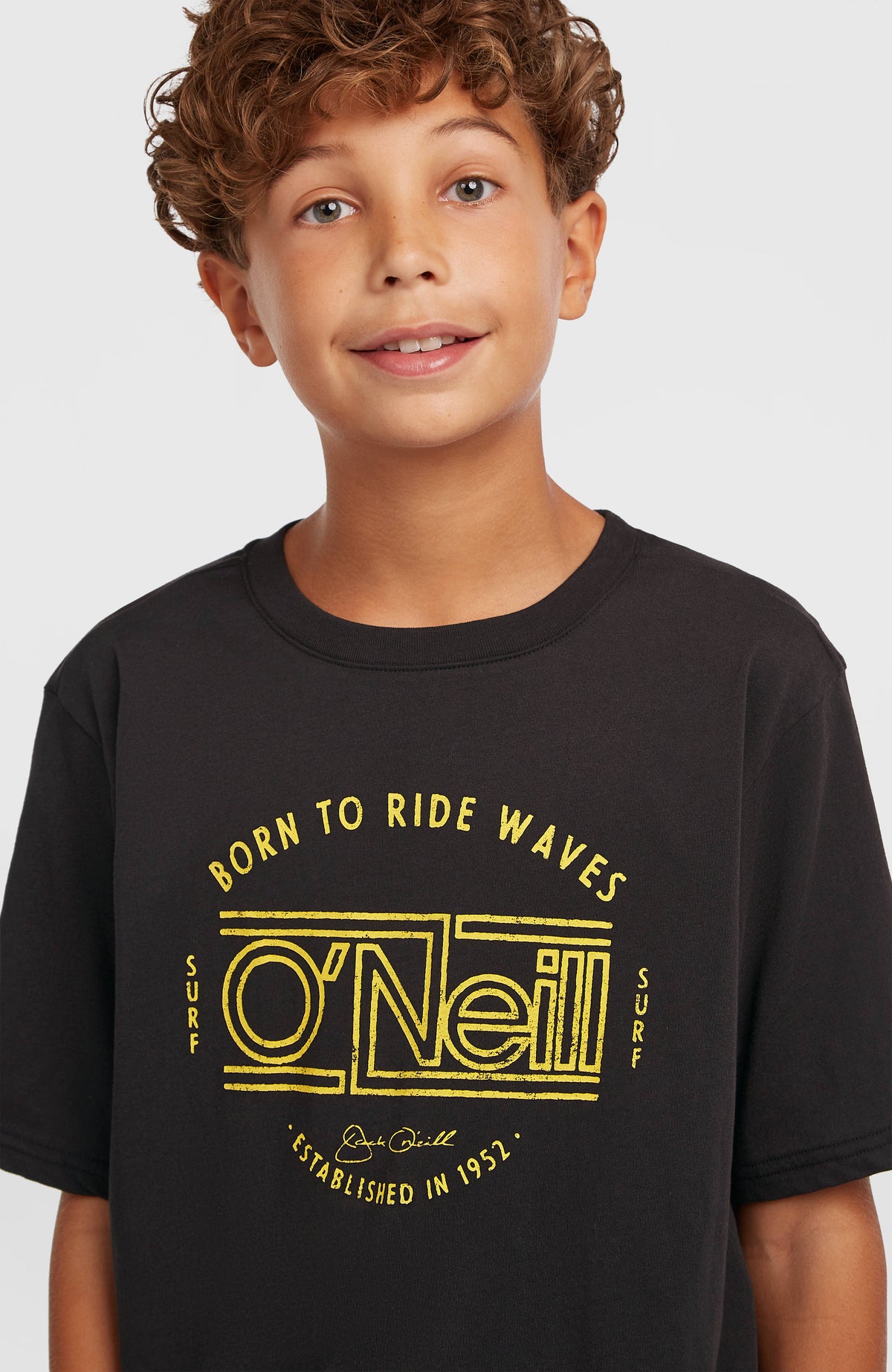 Muir T-Shirt für Jungen, schwarz mit Logo-Print in Gelb, Nahaufnahme am Model mit Rundhalsausschnitt