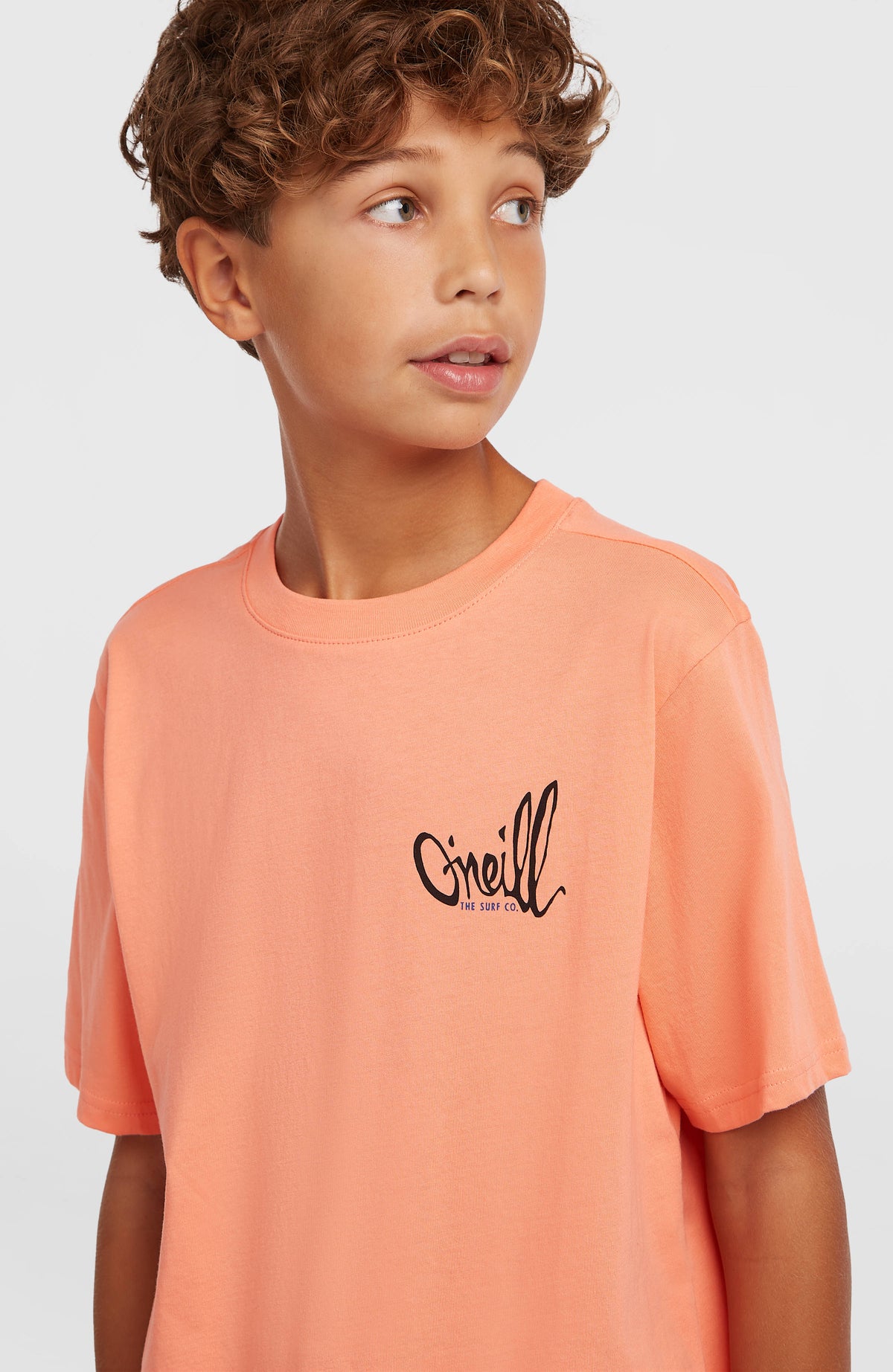 Chest-Print T-Shirt für Jungen, orange mit Logo-Print in Schwarz, halbe Vorderansicht am Model