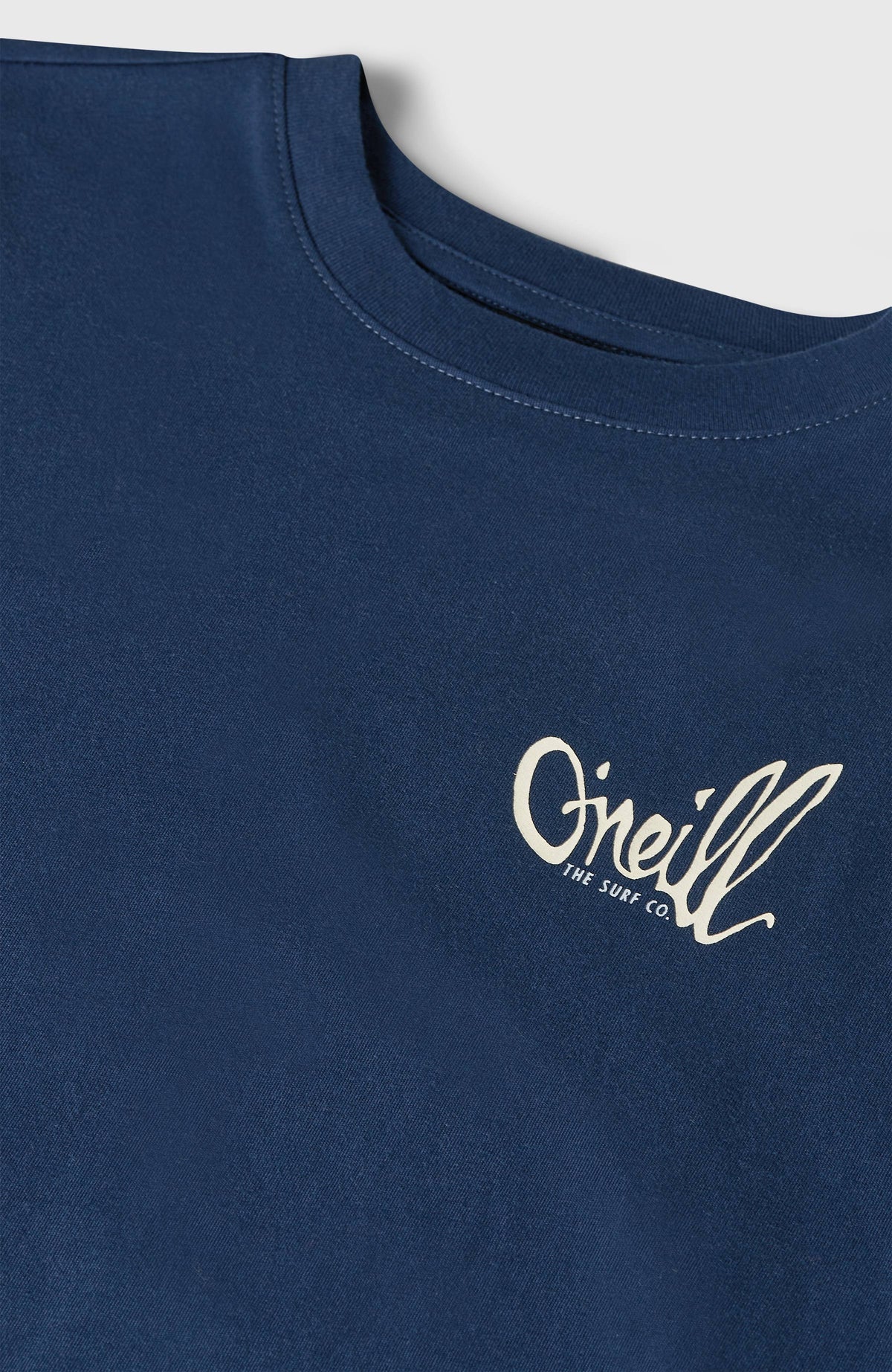 Chest-Print T-Shirt für Jungen, blau, Nahaufnahme von Rundhalsausschnitt und Logo-Print in Cremeweiß