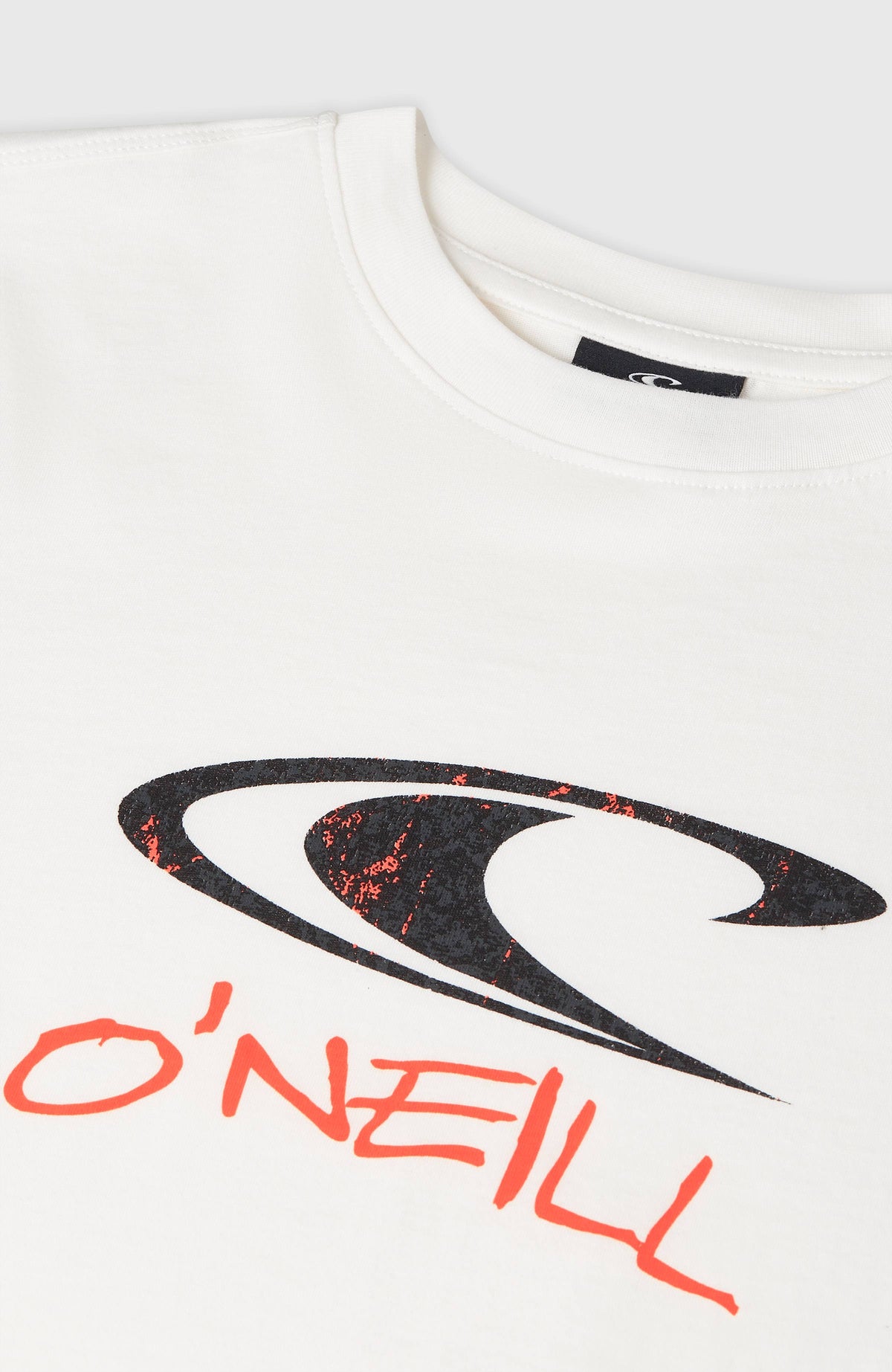 Graphic T-Shirt, weiß, Nahaufnahme von Rundhalsausschnitt und Logo-Print in Schwarz und Orange