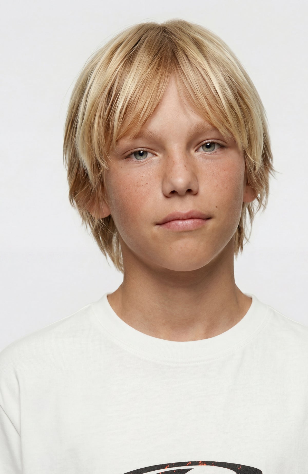 Graphic T-Shirt für Jungen, weiß, Nahaufnahme des Rundhalsausschnitts am Model