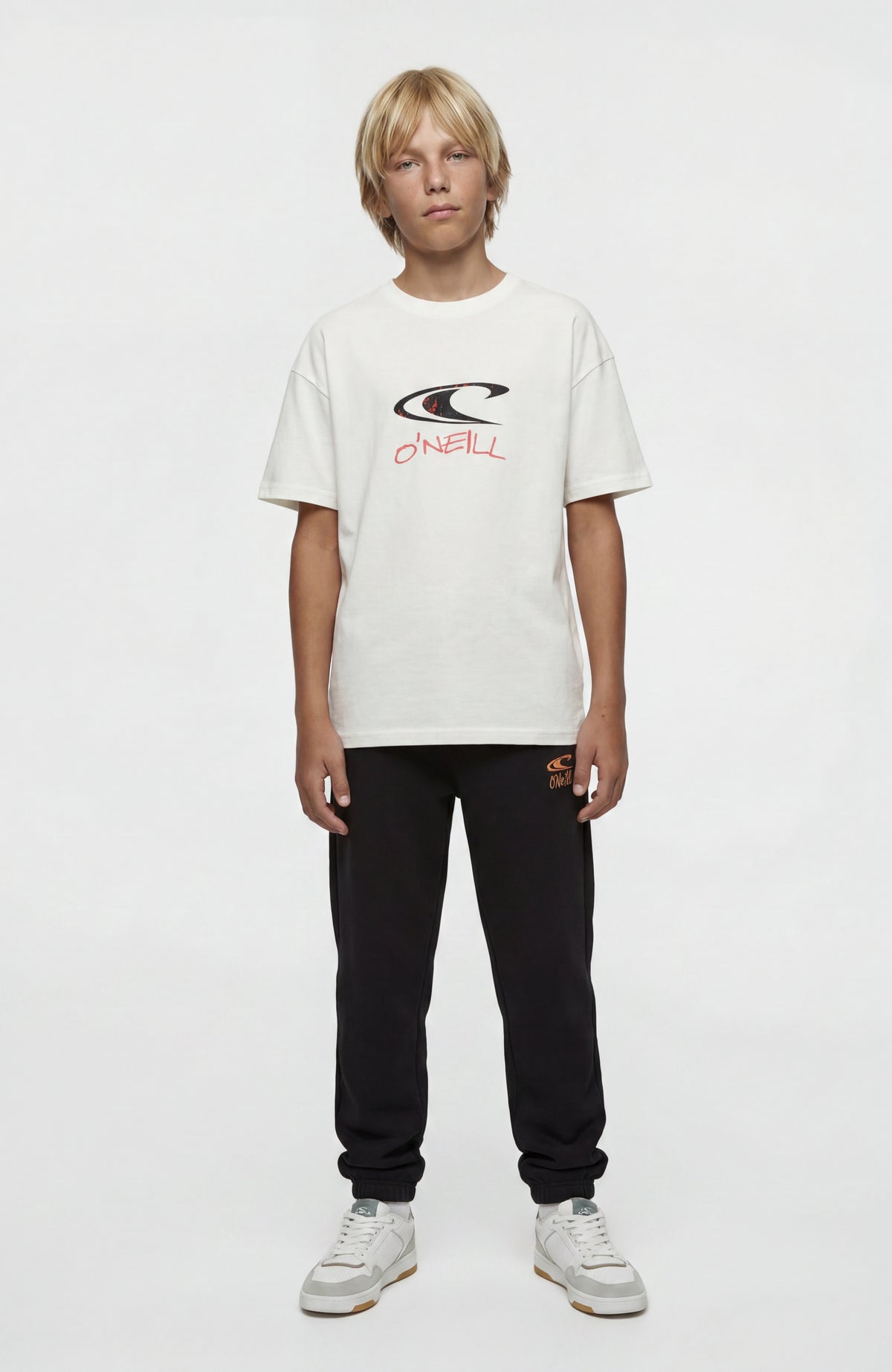 Graphic T-Shirt für Jungen, weiß mit Logo-Print in Schwarz und Orange, Gesamtansicht am Model