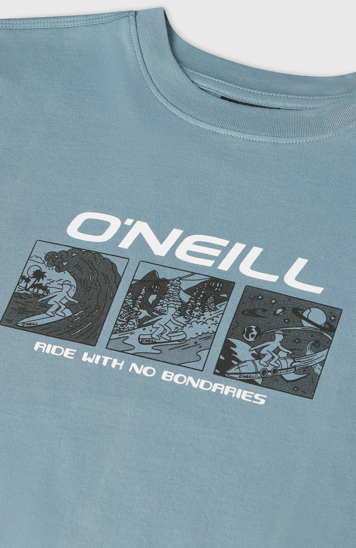 Graphic T-Shirt, blau, Nahaufnahme flach liegend, Rundhalsausschnitt und Grafik-Print in Weiß und Schwarz