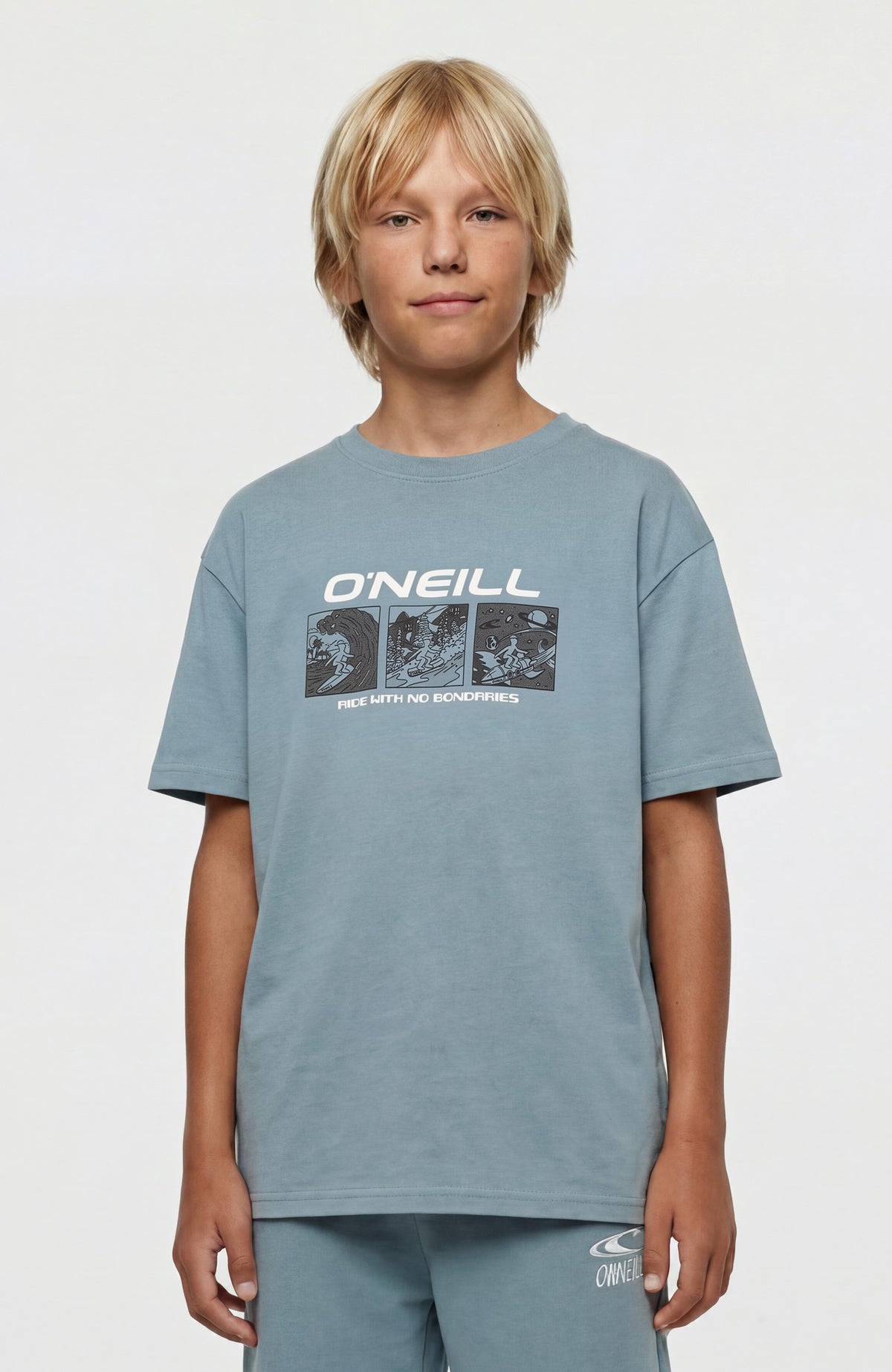 O'Neill Graphic T-Shirt für Jungen, blau mit Grafik-Print in Weiß und Schwarz, Vorderansicht am Model