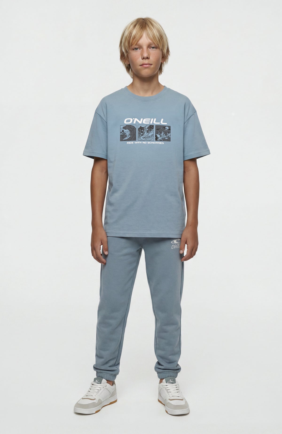 Graphic T-Shirt für Jungen, blau mit Grafik-Print in Weiß und Schwarz, Ganzkörperansicht am Model