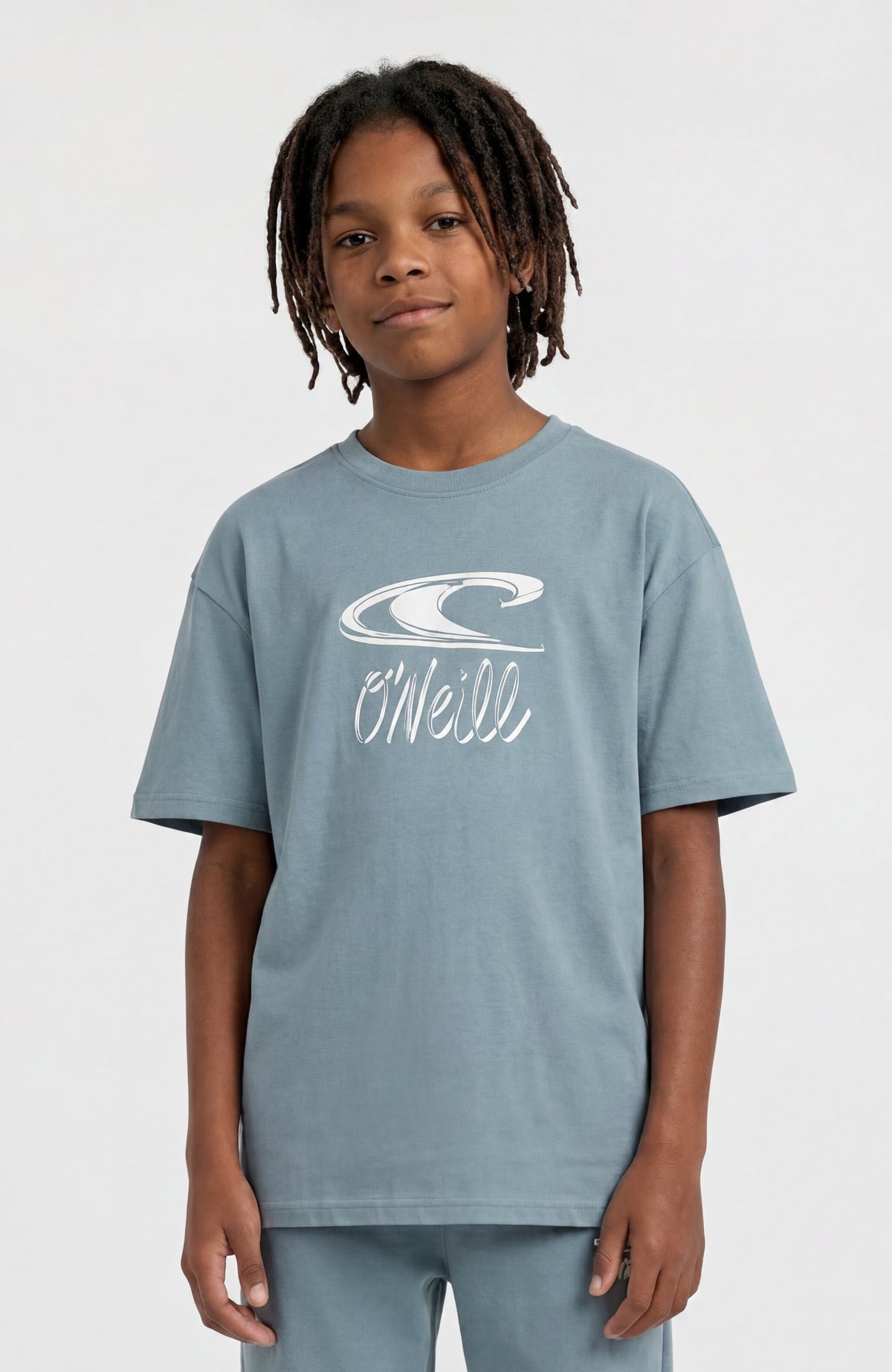 O'Neill Essentials T-Shirt für Jungen, blau mit Logo-Print in Weiß, Vorderansicht getragen am Model