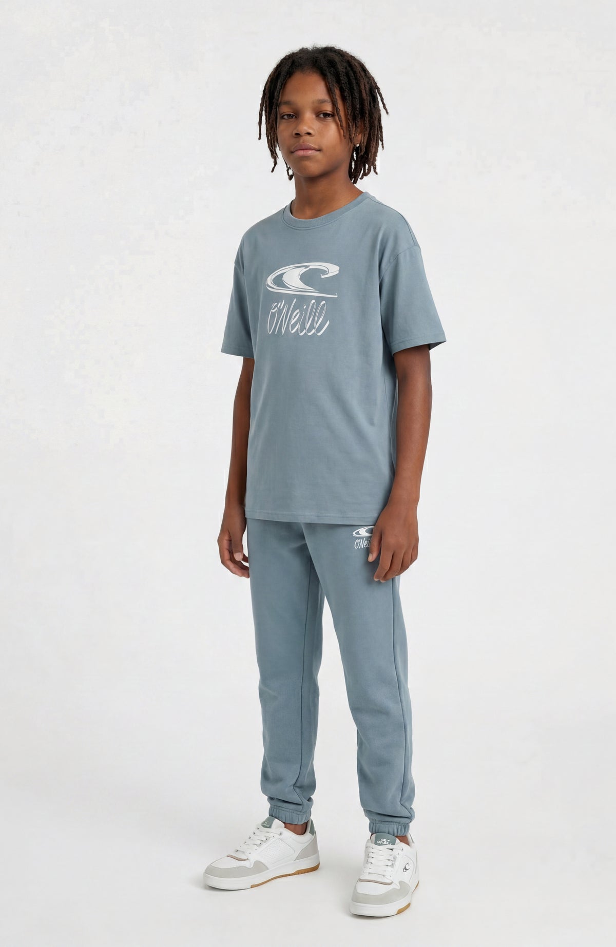 Essentials T-Shirt für Jungen, blau mit Logo-Print in Weiß, frontale Ganzkörperansicht am Model