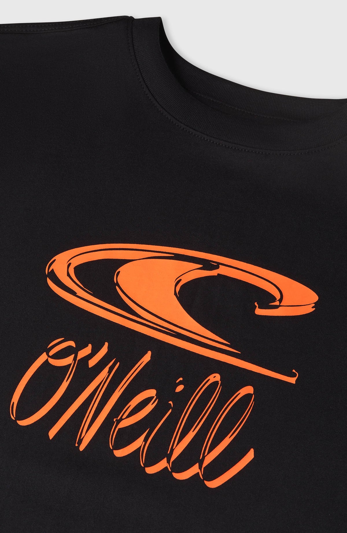 Essentials T-Shirt, schwarz, Nahaufnahme von Rundhalsausschnitt und Logo-Print in Orange