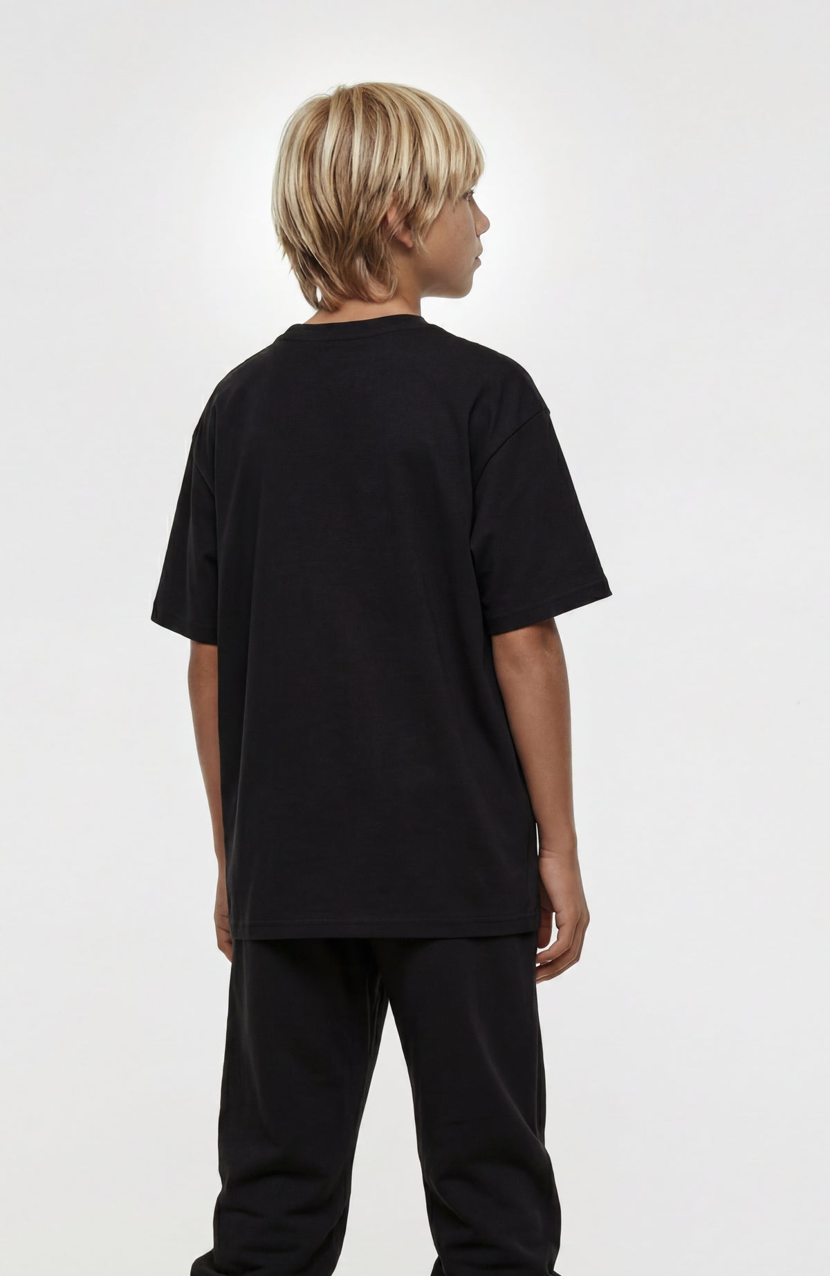 Essentials T-Shirt für Jungen, schwarz, Rückansicht am Model mit Rundhalsausschnitt