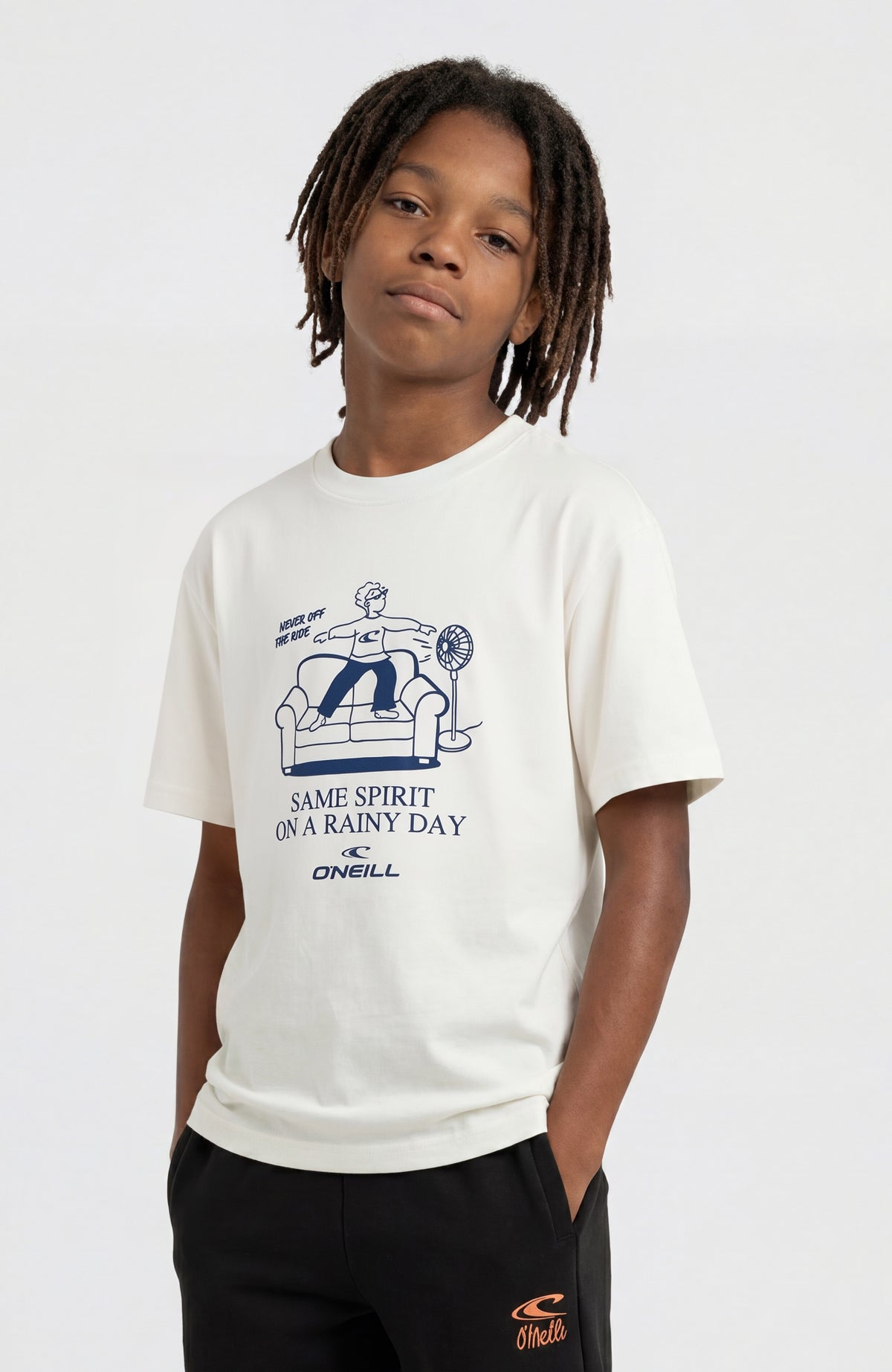 O'Neill Must-Have T-Shirt für Jungen, weiß mit Grafik-Print in Blau, Vorderansicht, getragen am Model