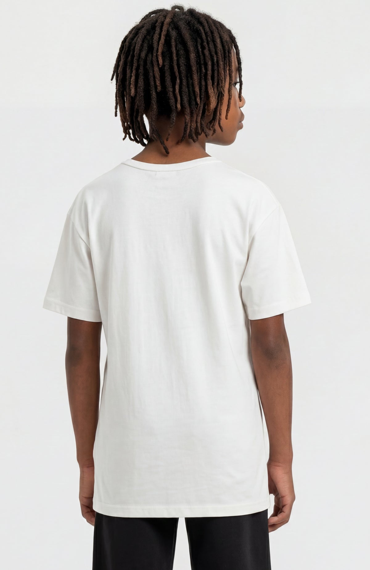 Must-Have T-Shirt für Jungen, weiß, Rückansicht mit unifarbener Rückenpartie, am Model