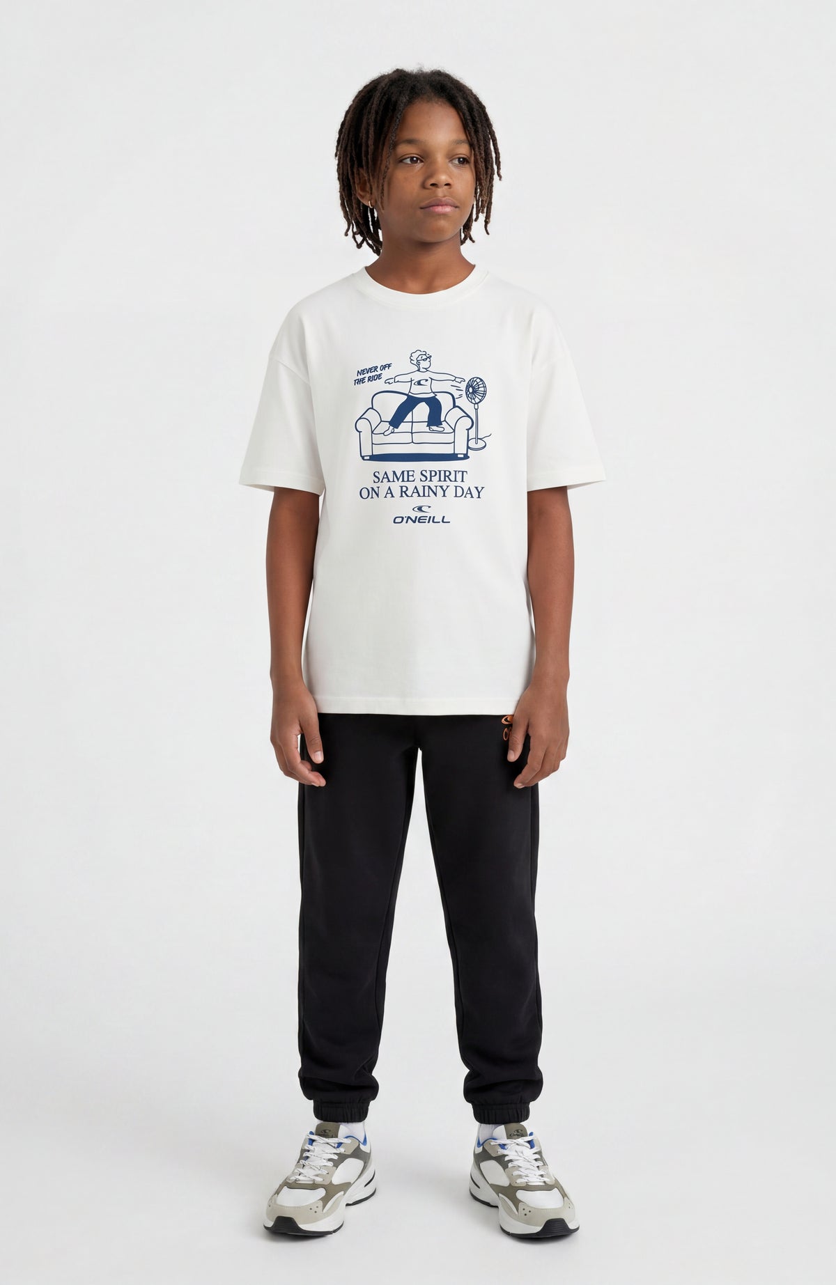 Must-Have T-Shirt für Jungen, weiß mit Grafik-Print in Blau, Ganzkörperansicht von vorne, am Model
