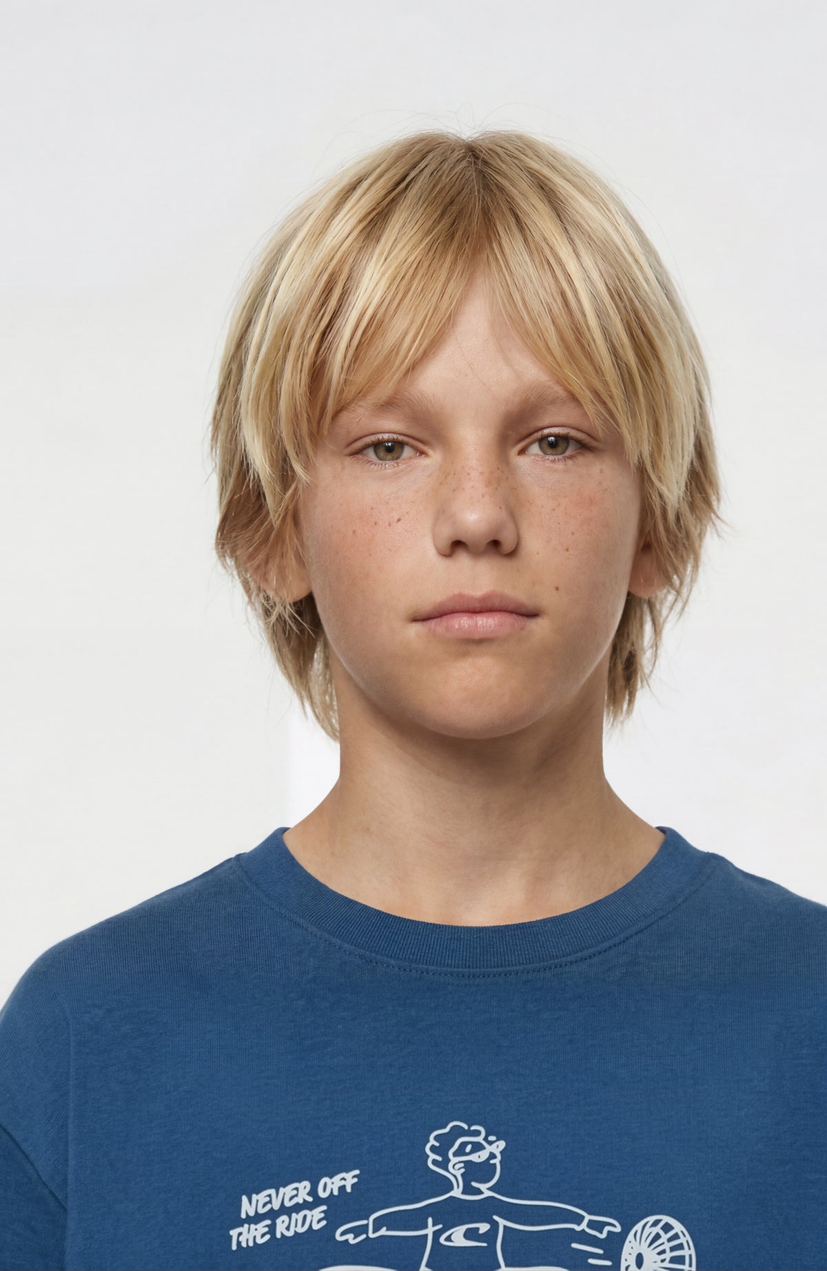 Must-Have T-Shirt für Jungen, blau, Nahaufnahme des Rundhalsausschnitts am Model