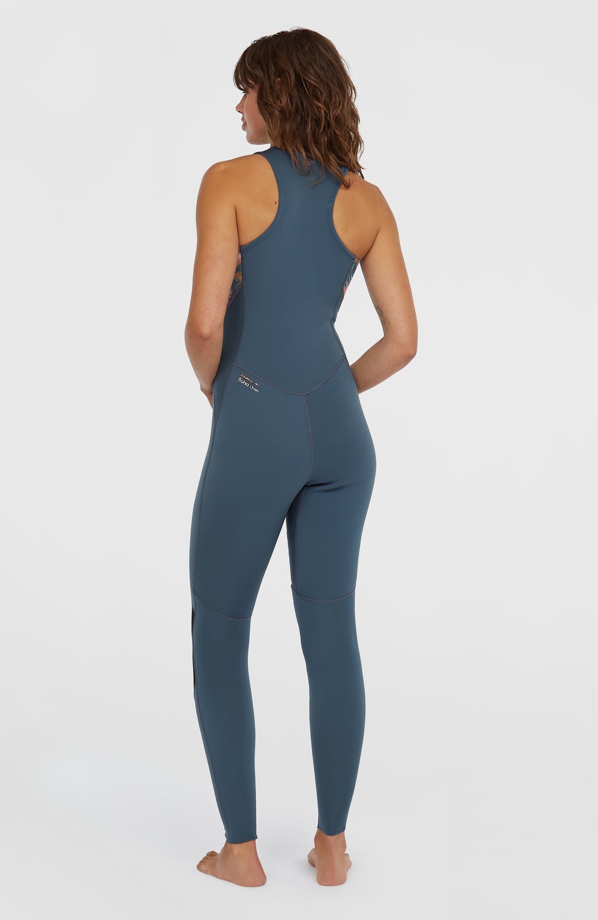 Bahia 1.5mm Neoprenanzug für Damen, blau mit Blumenmuster in Orange, getragen am Model in der Rückansicht
