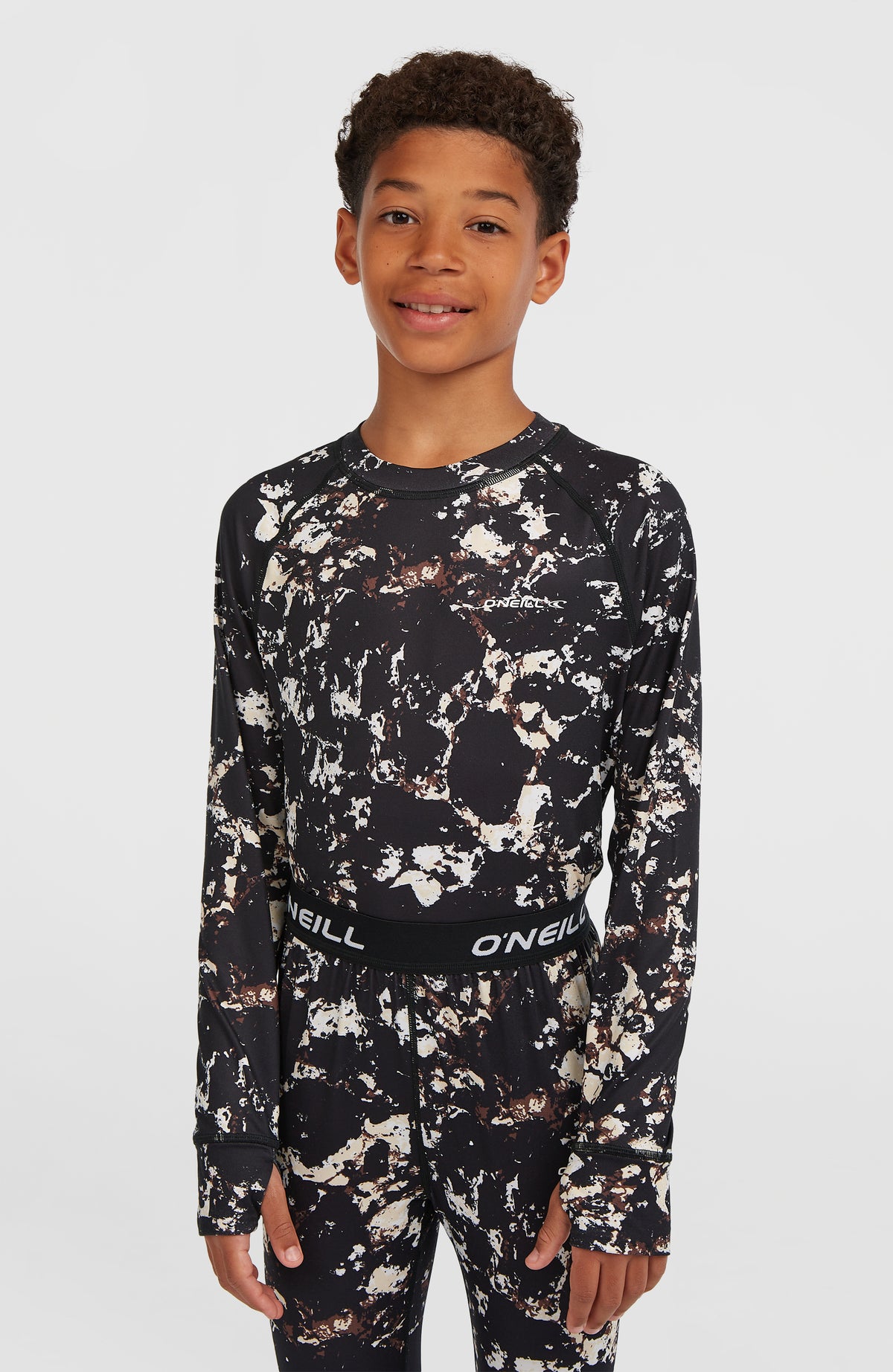 Baselayer-Set für Jungen, schwarz mit Marmormuster in Beige, Oberkörperansicht am Model mit Rundhals