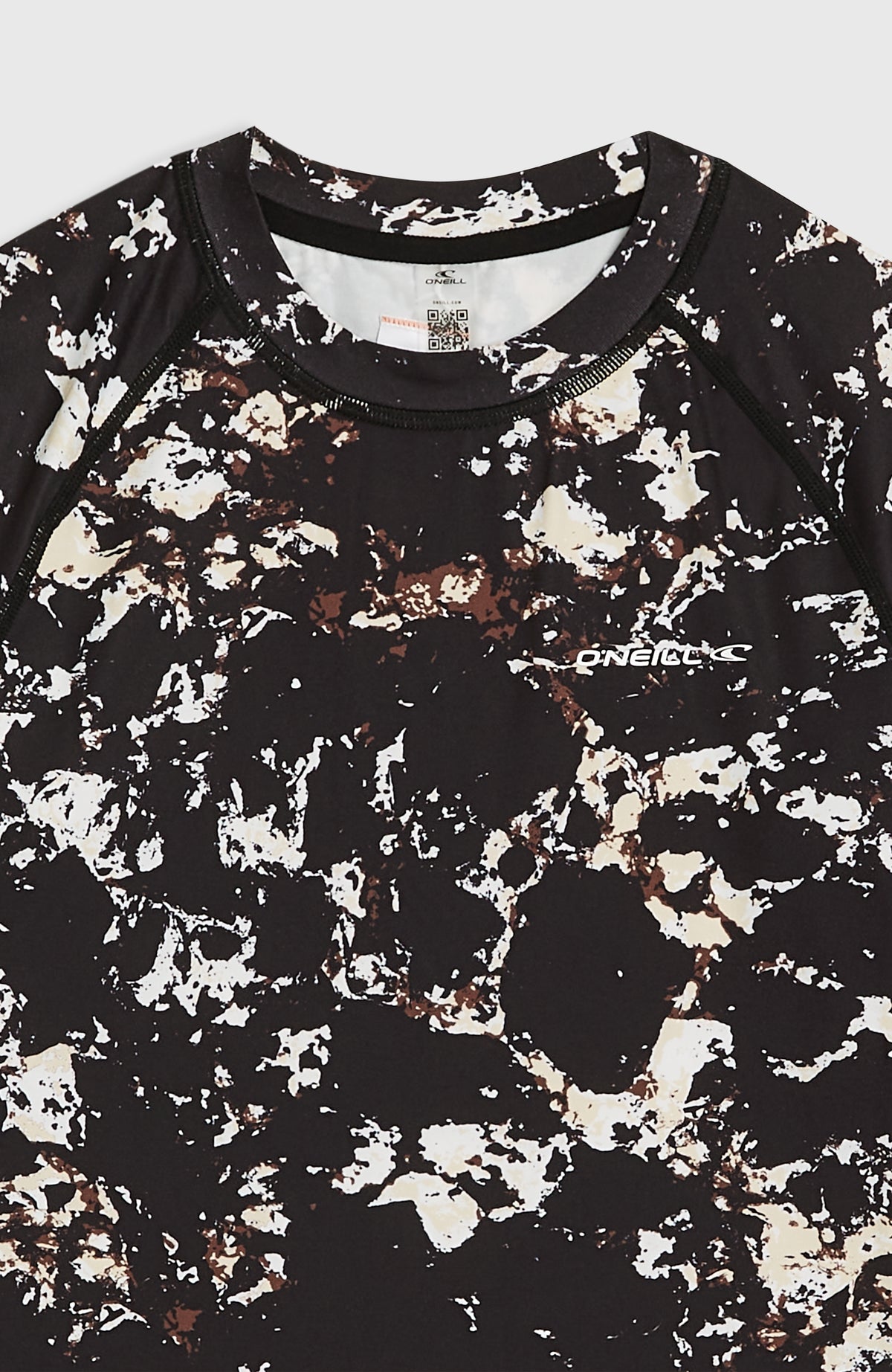 Nahaufnahme des schwarzen Baselayer-Sets mit Marmormuster in Beige, Rundhalsausschnitt und Logo-Print