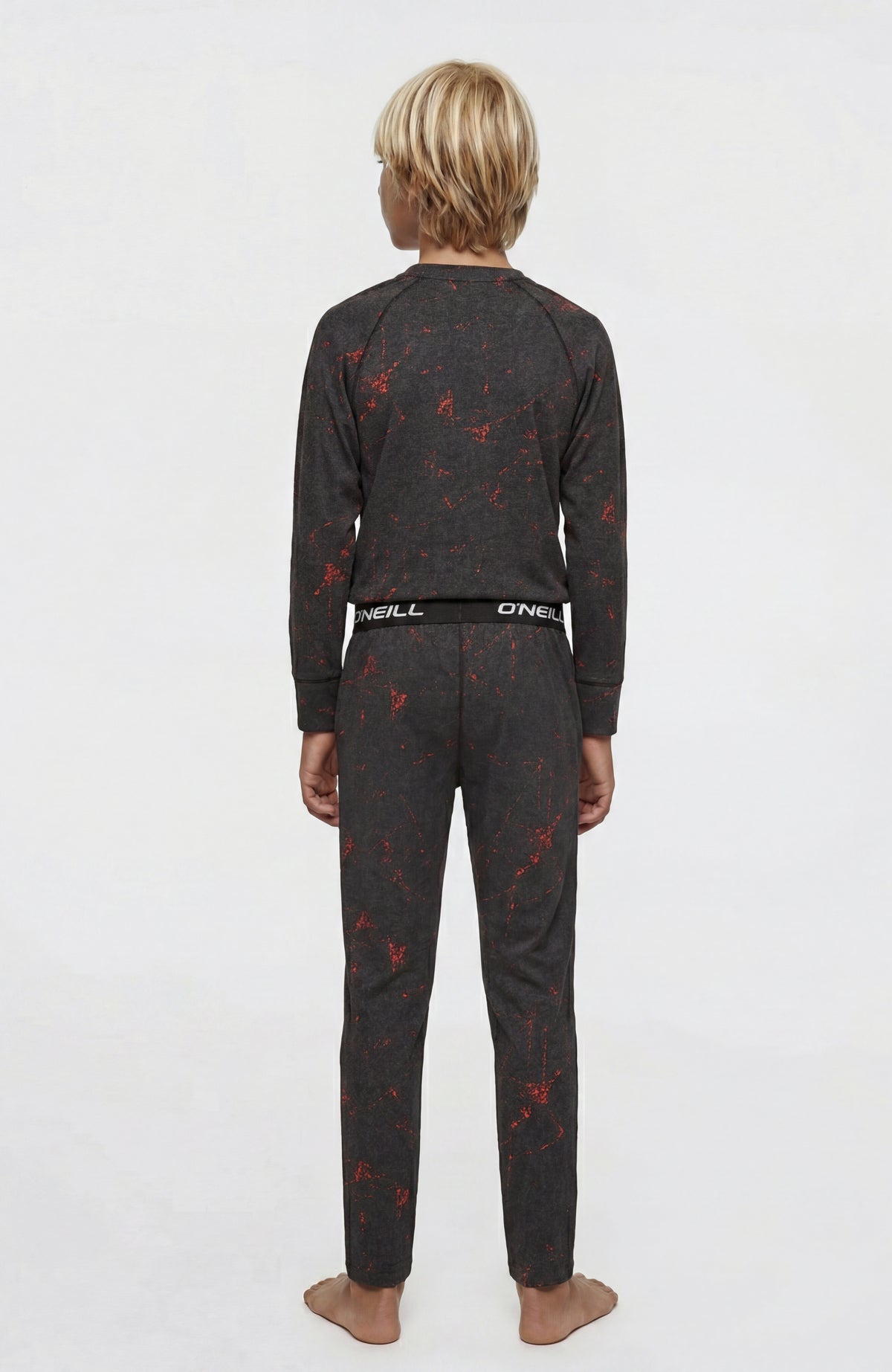 Baselayer-Set für Jungen, schwarz mit Sprenkelmuster in Rot, Rückansicht getragen am Model