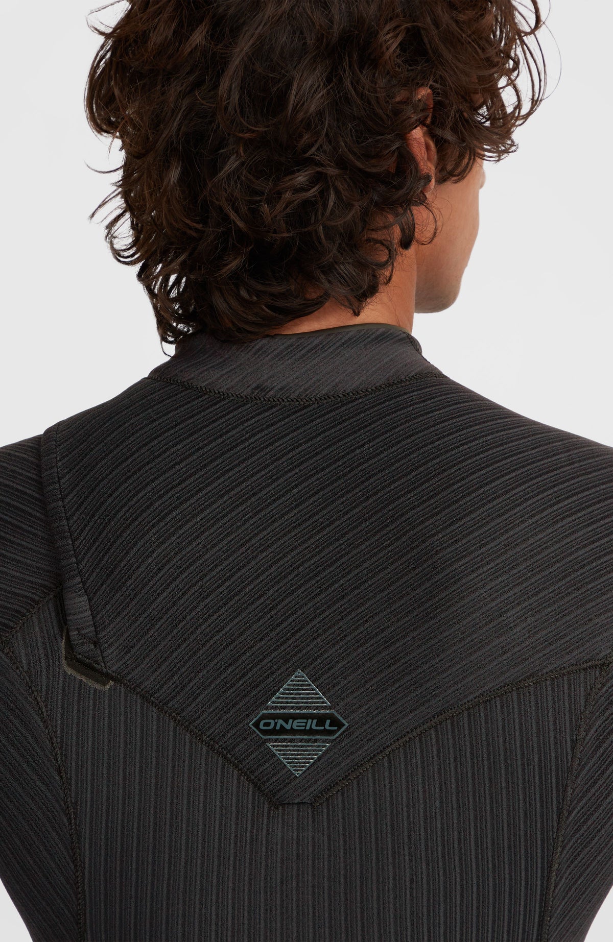 Hyperfreak 3/2mm Neoprenanzug für Herren, schwarz, Nahaufnahme der oberen Rückseite mit Rauten-Logo am Model
