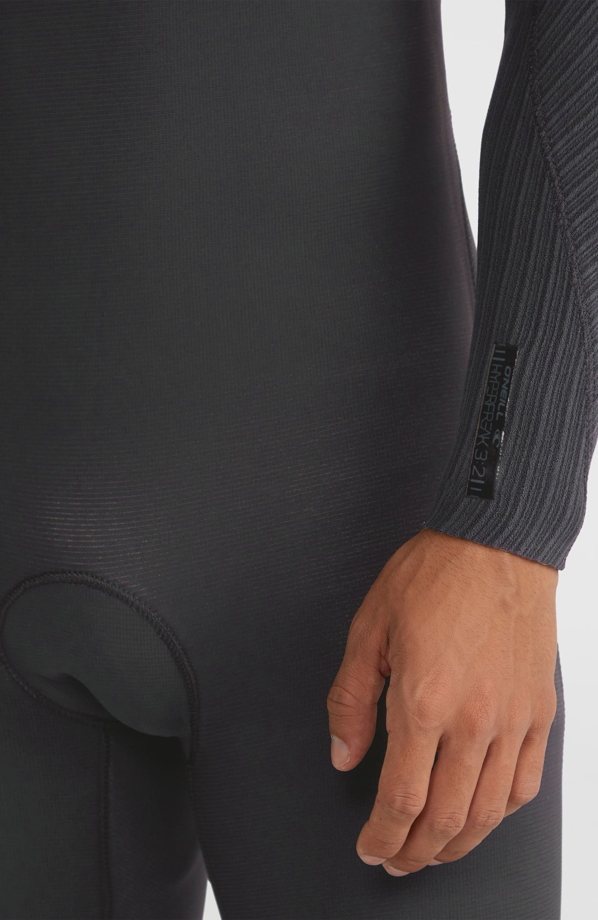 Hyperfreak 3/2mm Neoprenanzug für Herren, schwarz, Nahaufnahme des Ärmelsaums mit Schriftzug am Model