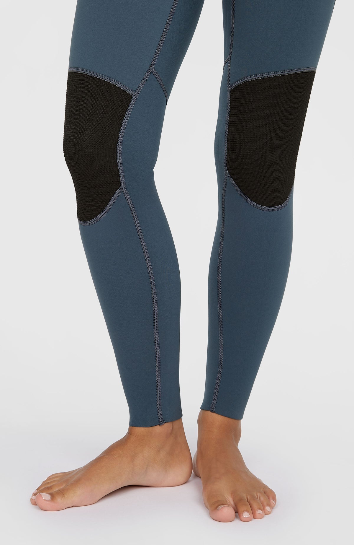 Nahaufnahme der verstärkten Kniepartie des blauen Wms Bahia 3/2 Back Zip Full Neoprenanzugs am Model