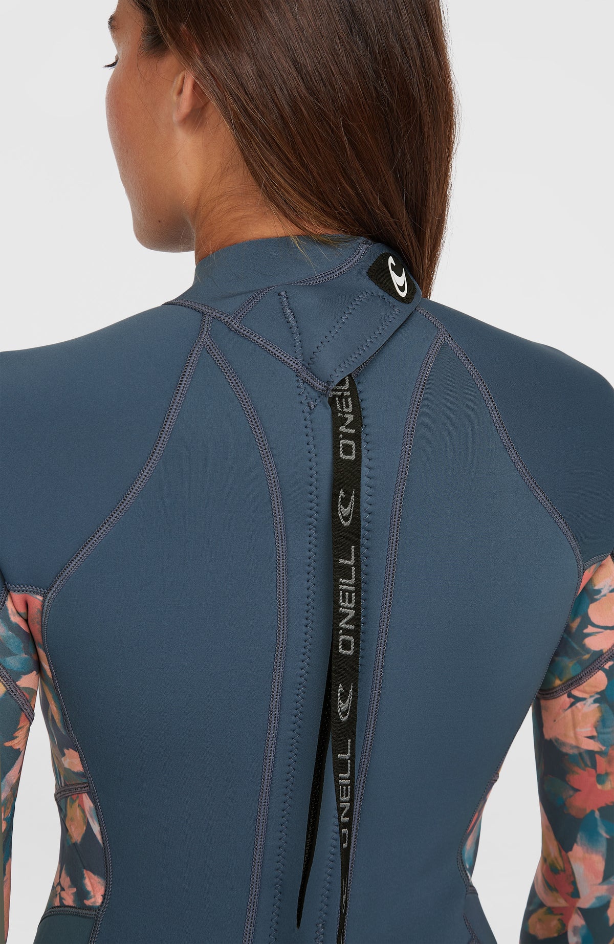 Nahaufnahme des Rücken-Reißverschlusses mit Zugband am blauen Wms Bahia 3/2 Back Zip Full Neoprenanzug