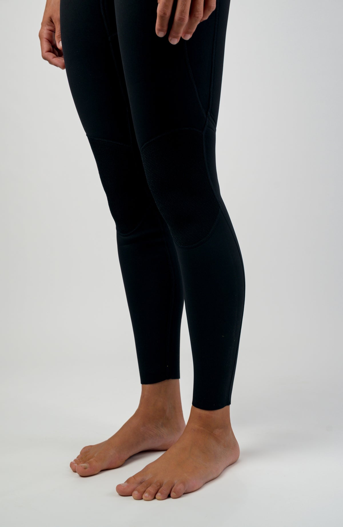 Schwarzer Wms Bahia 3/2 Back Zip Full Neoprenanzug für Damen, getragen am Model, Nahaufnahme der Einsätze am Hosenbein