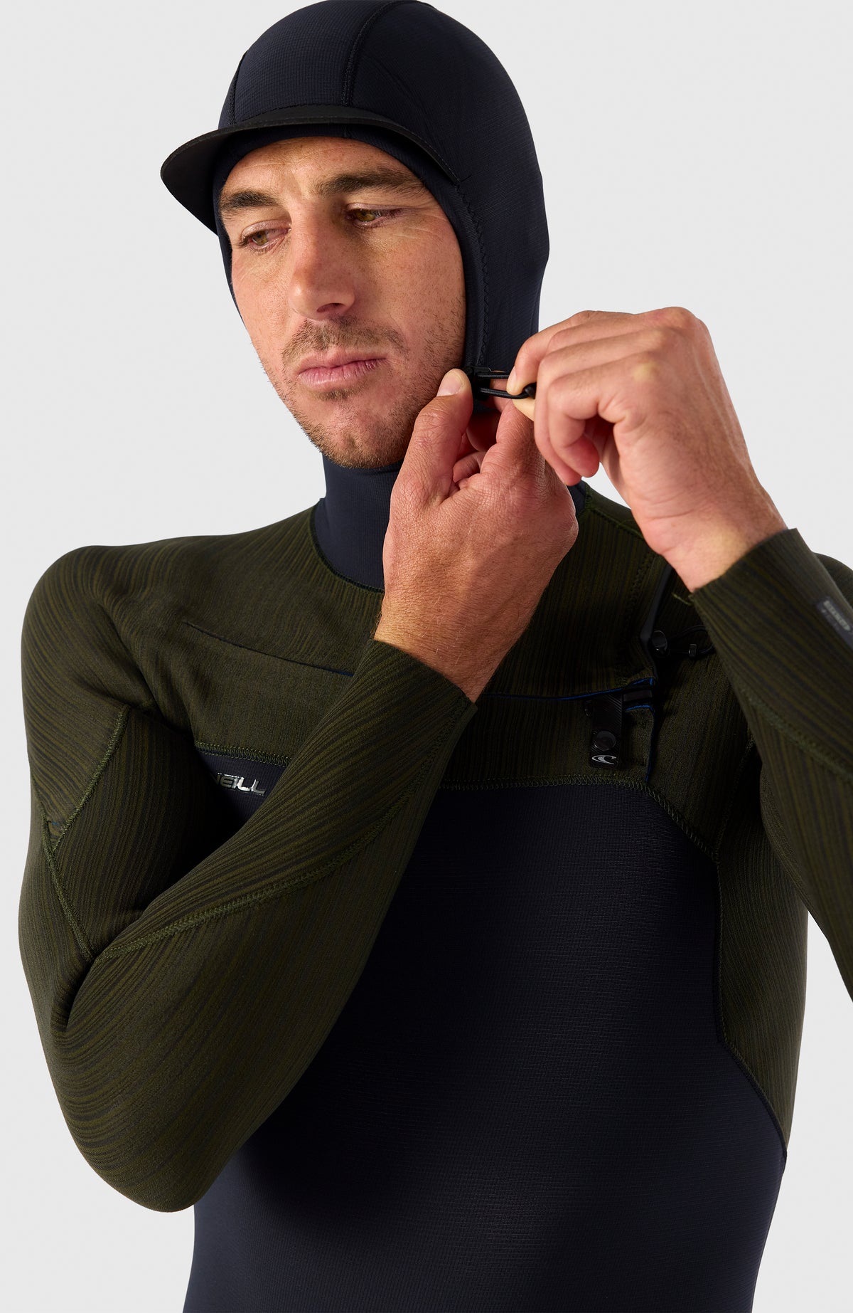 Hyperfreak Plus Neoprenanzug für Herren, schwarz, getragen am Model, Nahaufnahme von Kapuze und Kordelzug