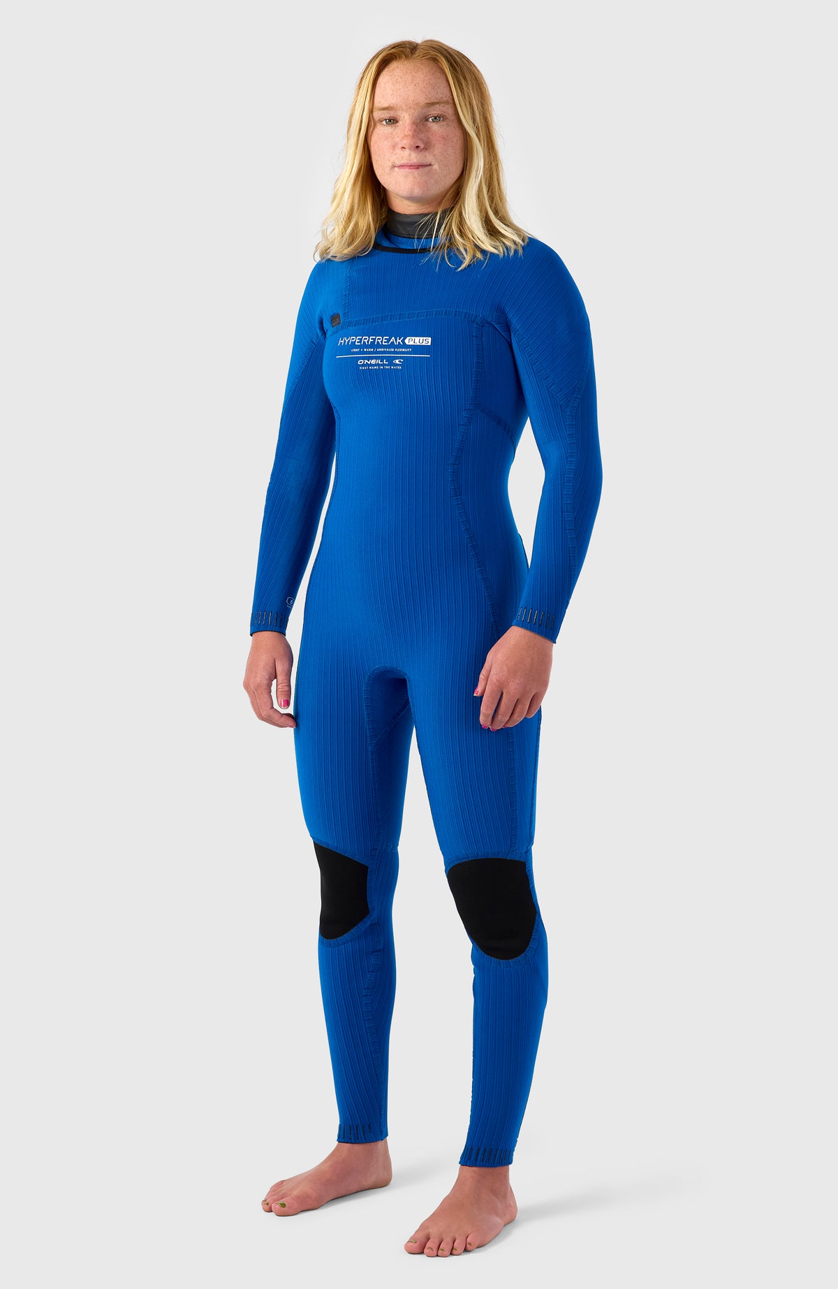 Hyperfreak Plus Neoprenanzug für Damen, schwarz, Vorderansicht am Model mit sichtbarem blauem Innenfutter