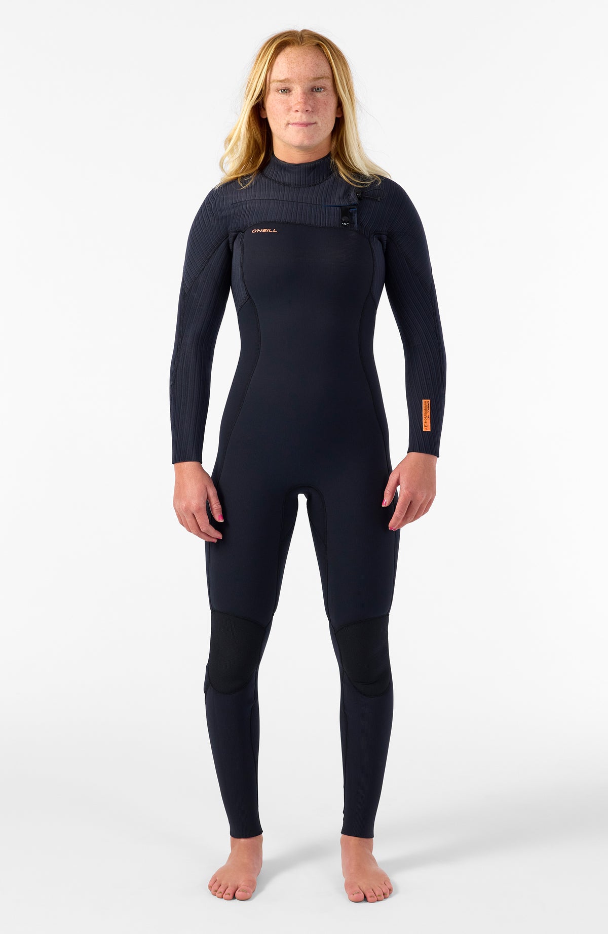 Hyperfreak Plus Neoprenanzug für Damen, schwarz, getragen am Model in der Frontalansicht mit horizontalem Reißverschluss