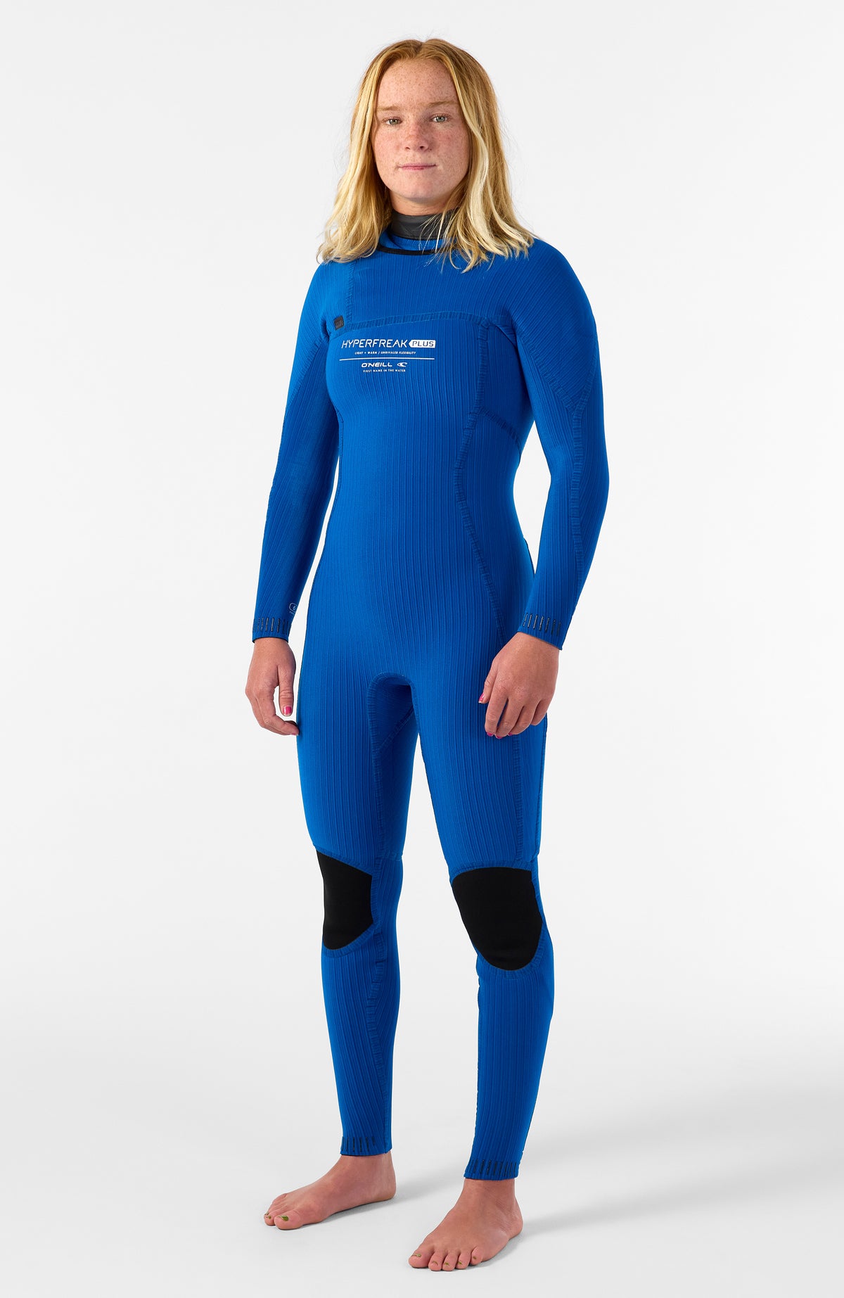 Hyperfreak Plus Neoprenanzug für Damen, schwarz, getragen am Model in der Vorderansicht mit hellem Logo-Schriftzug