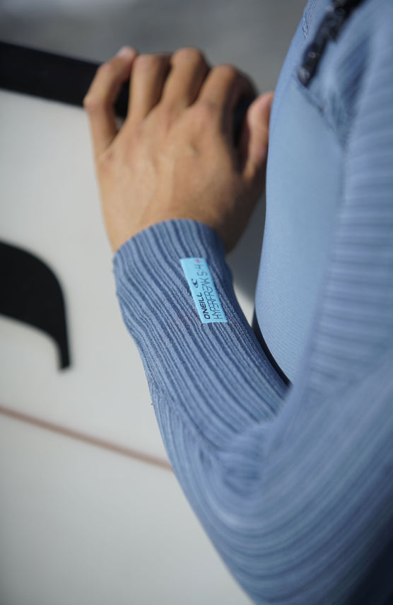 O'Neill Hyperfreak Plus 5/4mm Chest Zip Full Wetsuit für Damen, blau, Nahaufnahme des Ärmels mit Logo-Label