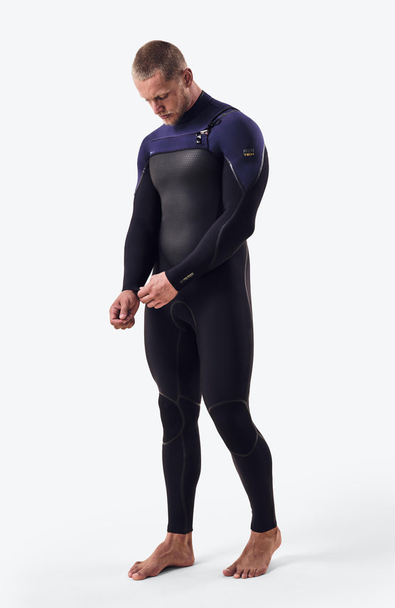 O'Neill Psycho Tech 5/4mm Chest Zip Full Wetsuit für Herren, schwarz, getragen am Model, Ganzkörperansicht