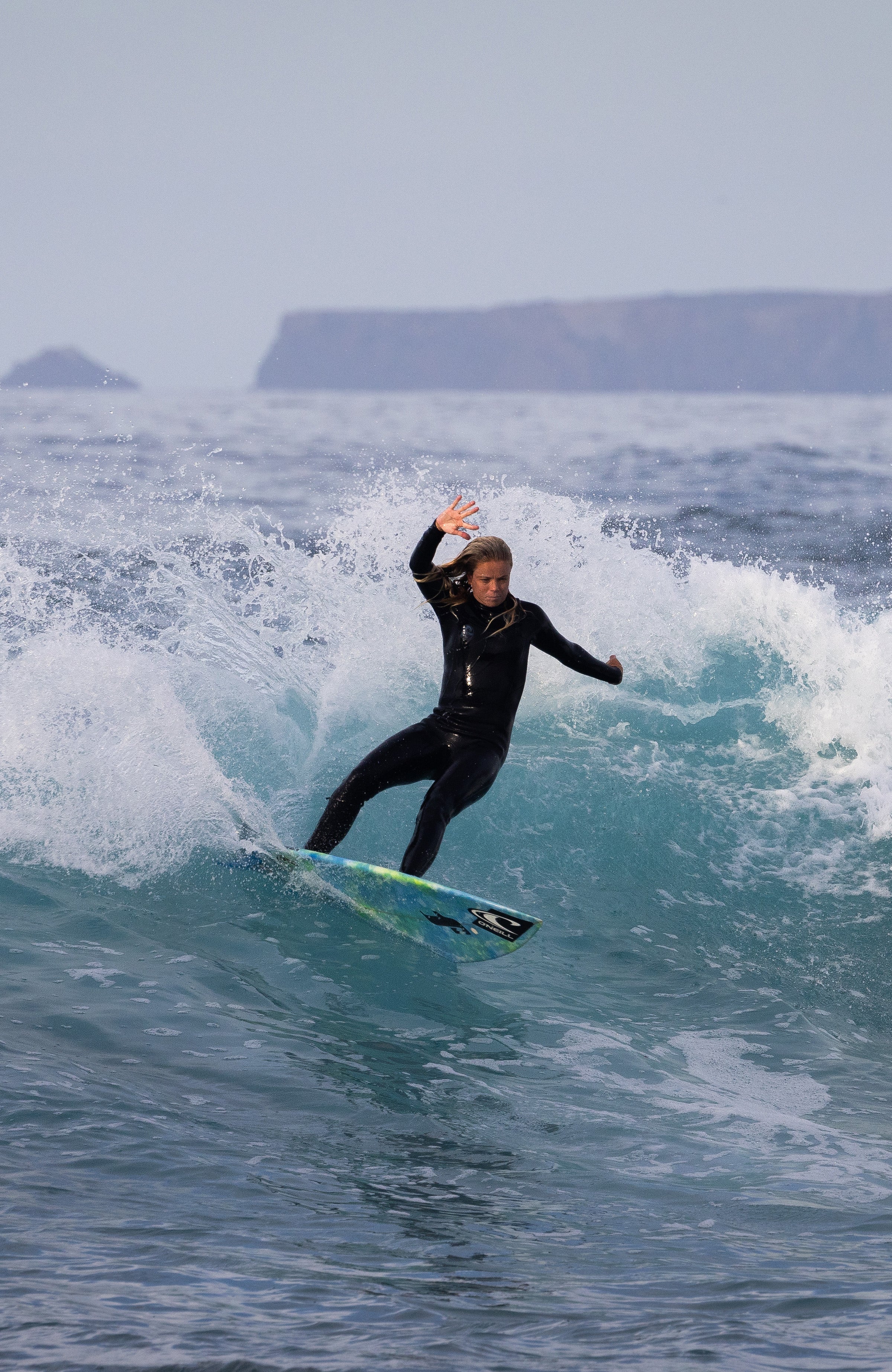 Aktive Wassersportlerin im O'Neill Epic Neoprenanzug