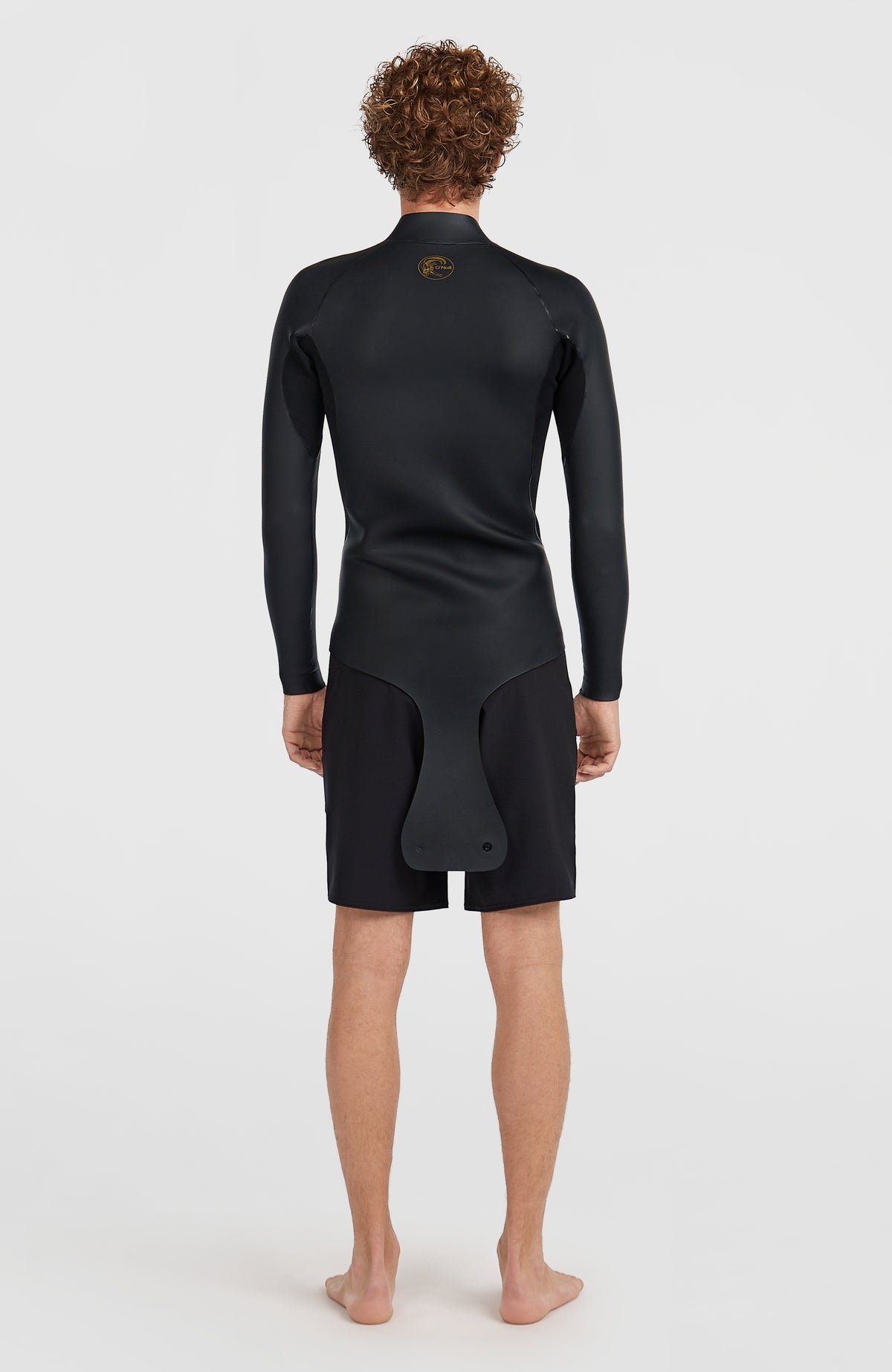 O'Riginals 2mm Neoprenjacke für Herren, schwarz, Rückansicht am Model mit Beavertail-Verschlusslasche
