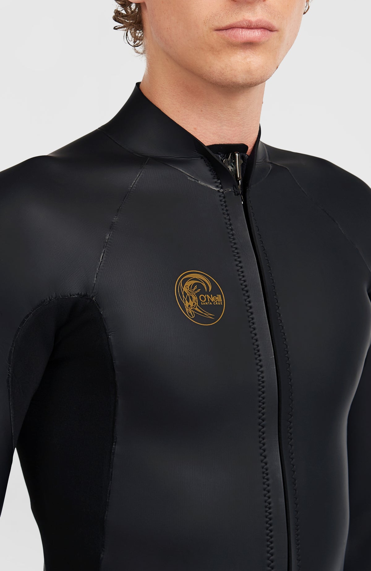 Nahaufnahme von Kragen, Reißverschluss und Logo-Print der schwarzen O'Riginals 2mm Neoprenjacke