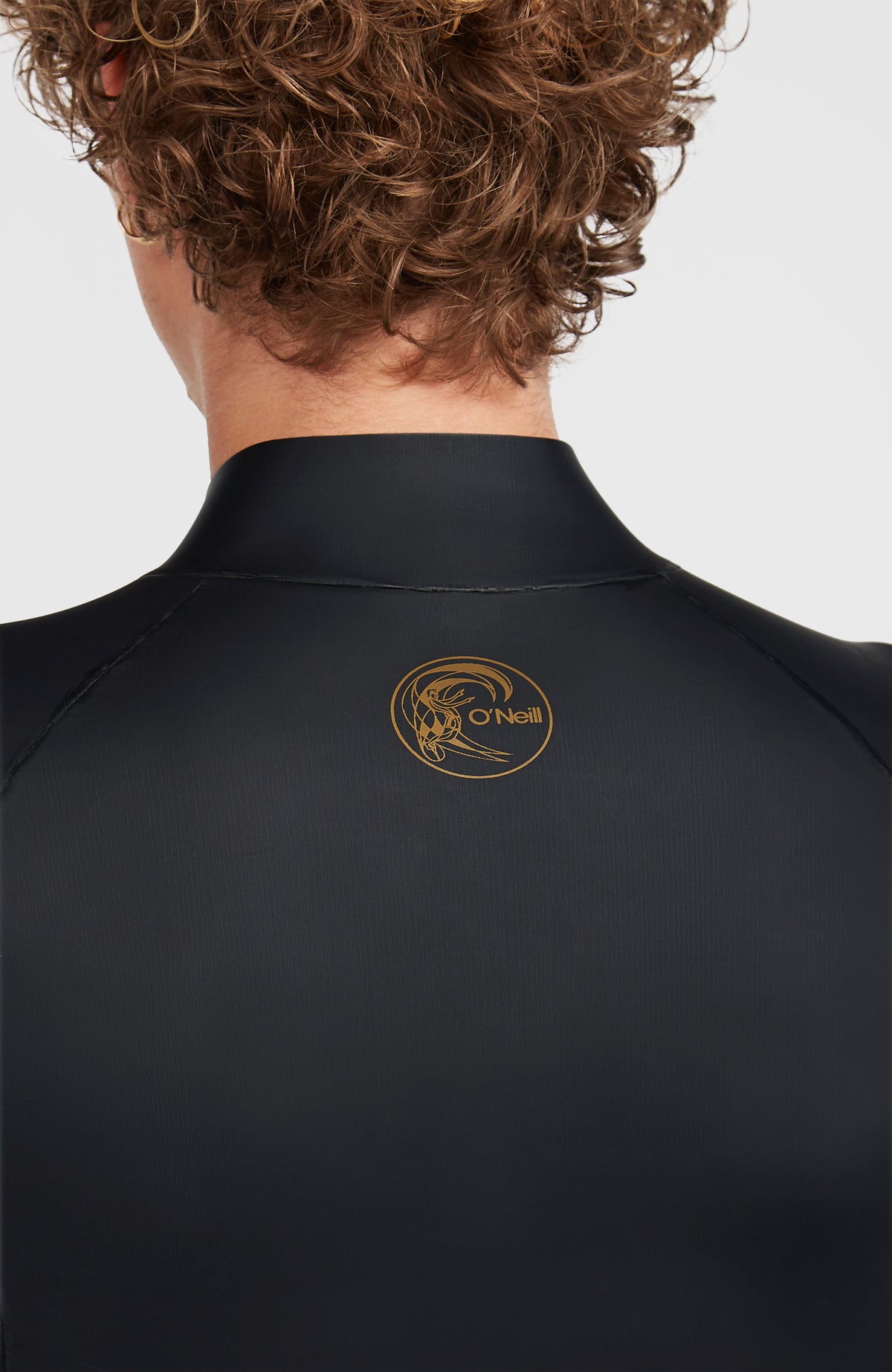 Nahaufnahme der schwarzen O'Riginals 2mm Neoprenjacke von hinten mit rundem Logo-Print am Kragen
