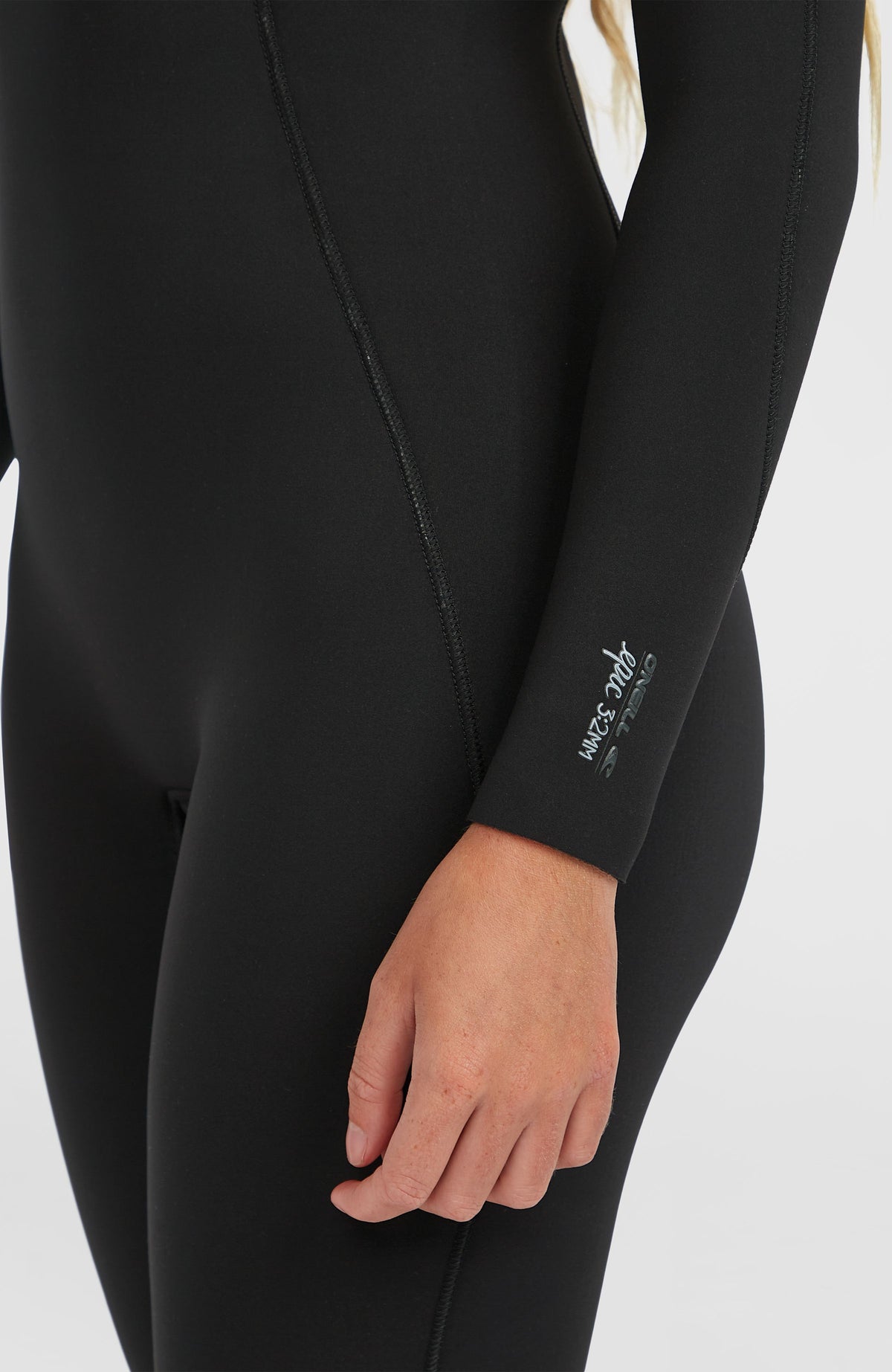 Epic 3/2 Chest Zip Full Wetsuit Neoprenanzug in Schwarz, Detailaufnahme des Ärmelsaums mit Schriftzug