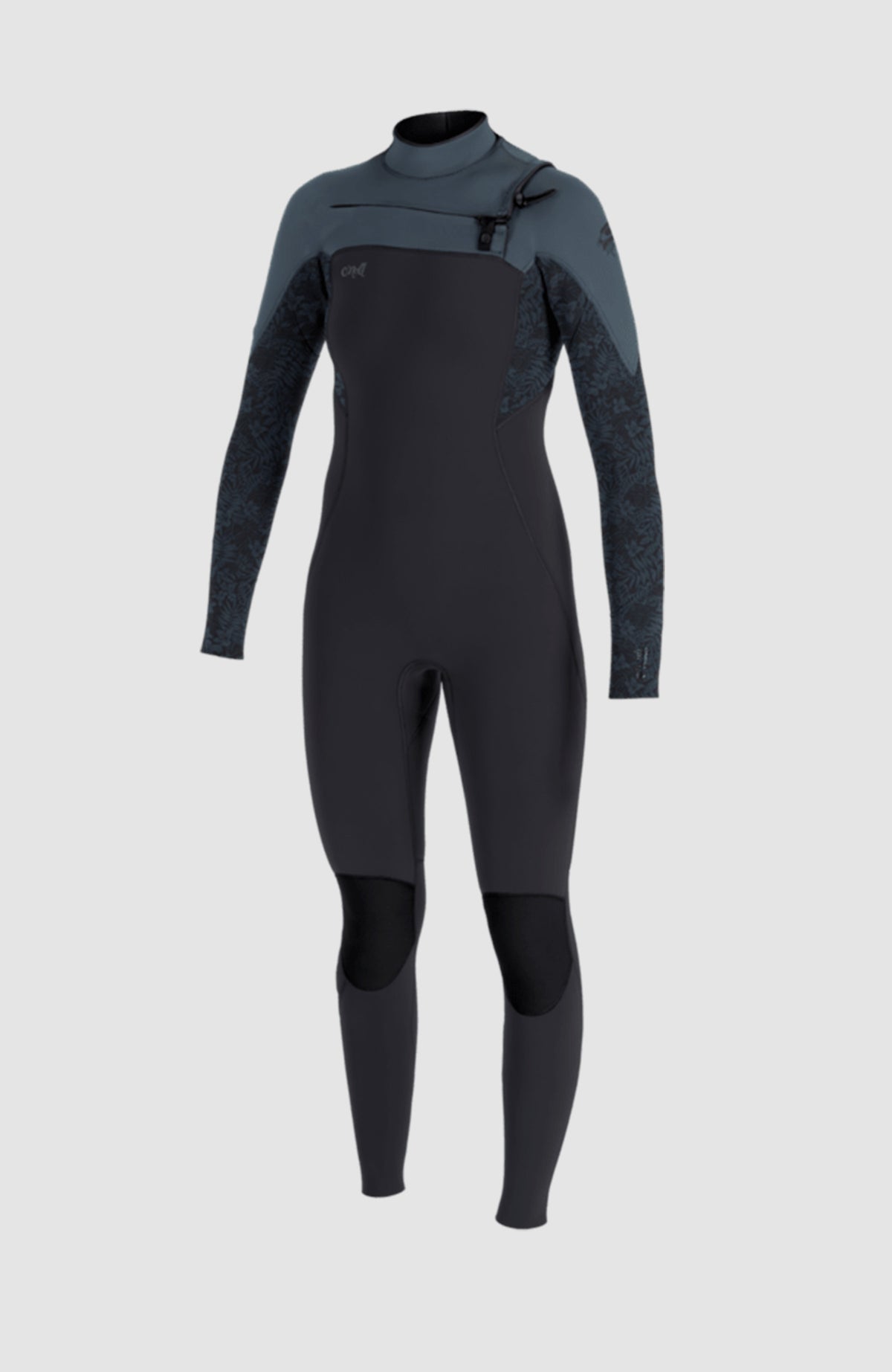 Epic 3/2 Chest Zip Full Wetsuit Neoprenanzug, schwarz, freigestellt in Dreiviertelansicht von vorne