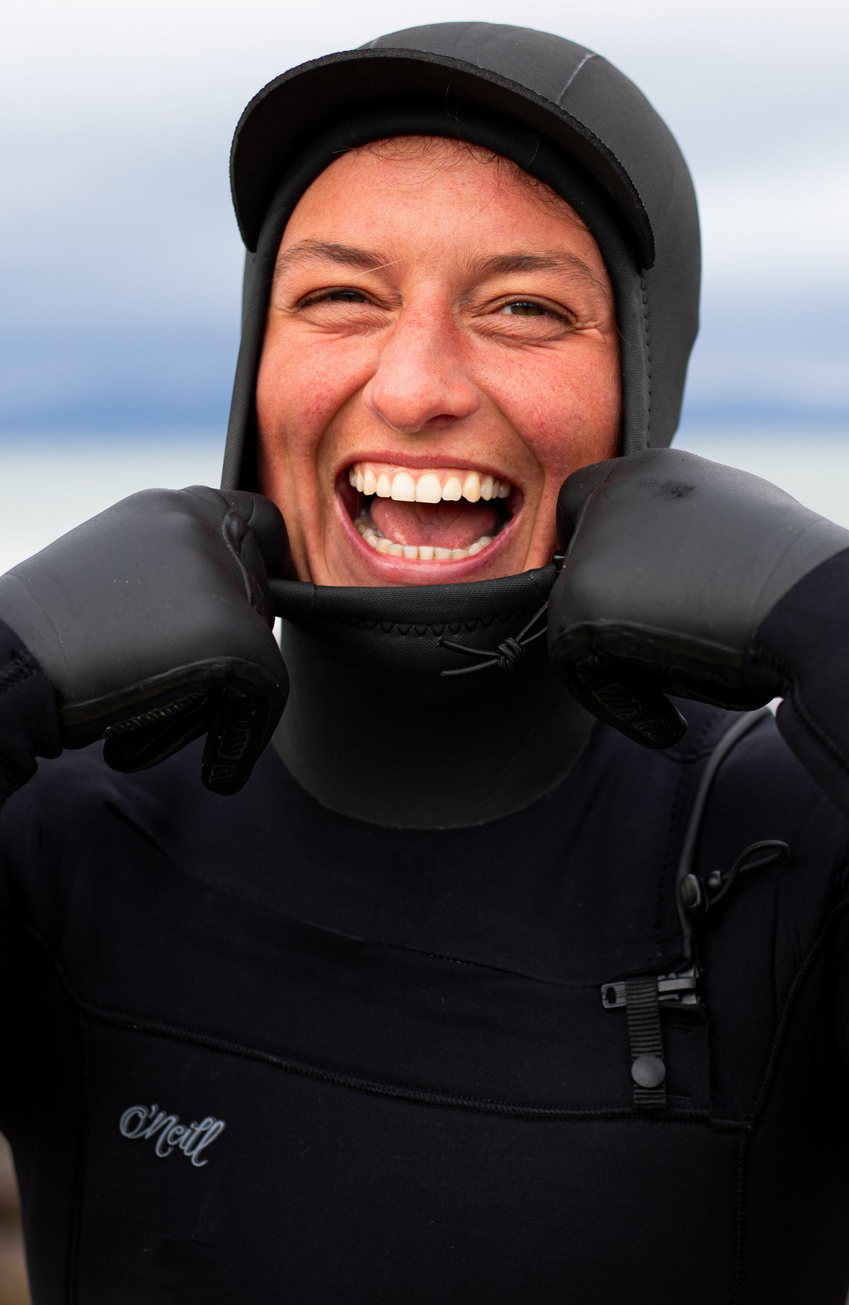 Epic 6/4 Chest Zip Wetsuit with Hood Neoprenanzug für Damen, schwarz, Nahaufnahme von Kapuze und Frontreißverschluss