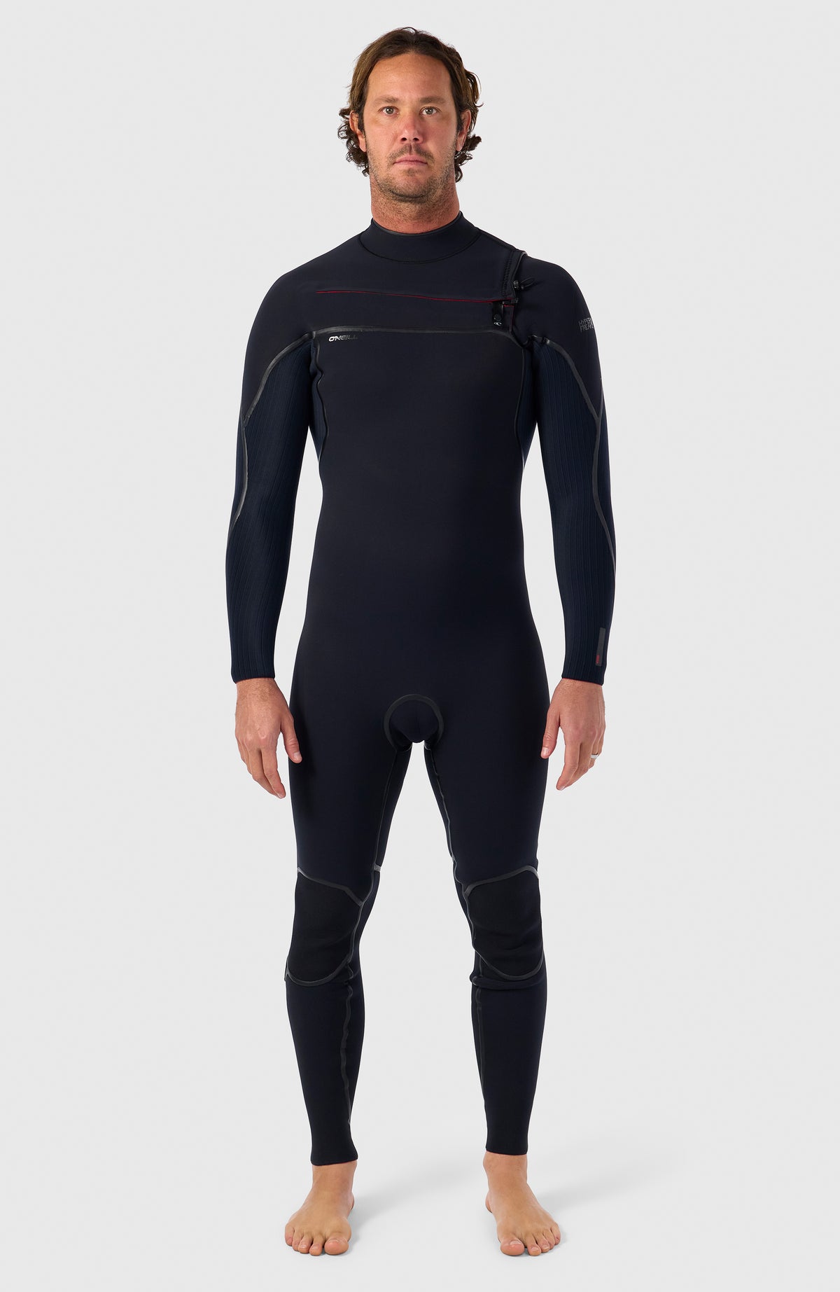 O'Neill Hyperfreak Fire 3/2mm+ Chest Zip Full Wetsuit für Herren, schwarz, getragen am Model, Vorderansicht