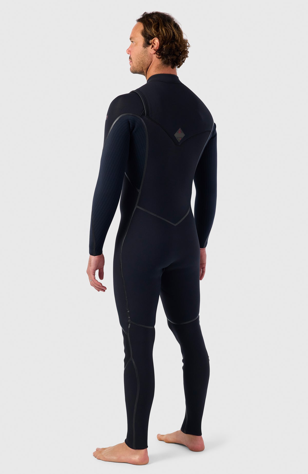 Hyperfreak Fire Neoprenanzug für Herren, schwarz, getragen am Model von hinten, Logo-Patch an der Rückseite