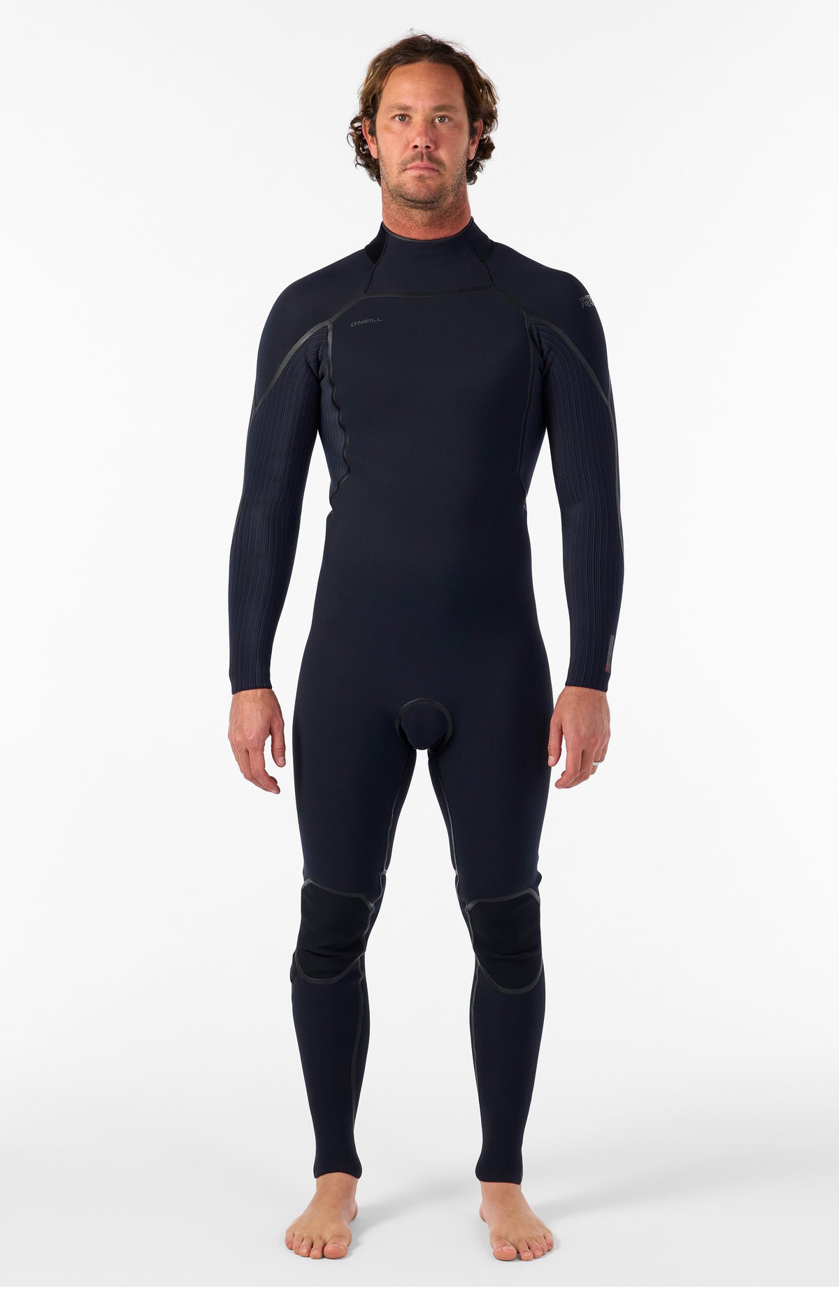 O'Neill Hyperfreak Fire 4/3mm+ Back Zip Full Wetsuit für Herren, schwarz, Vorderansicht am Model