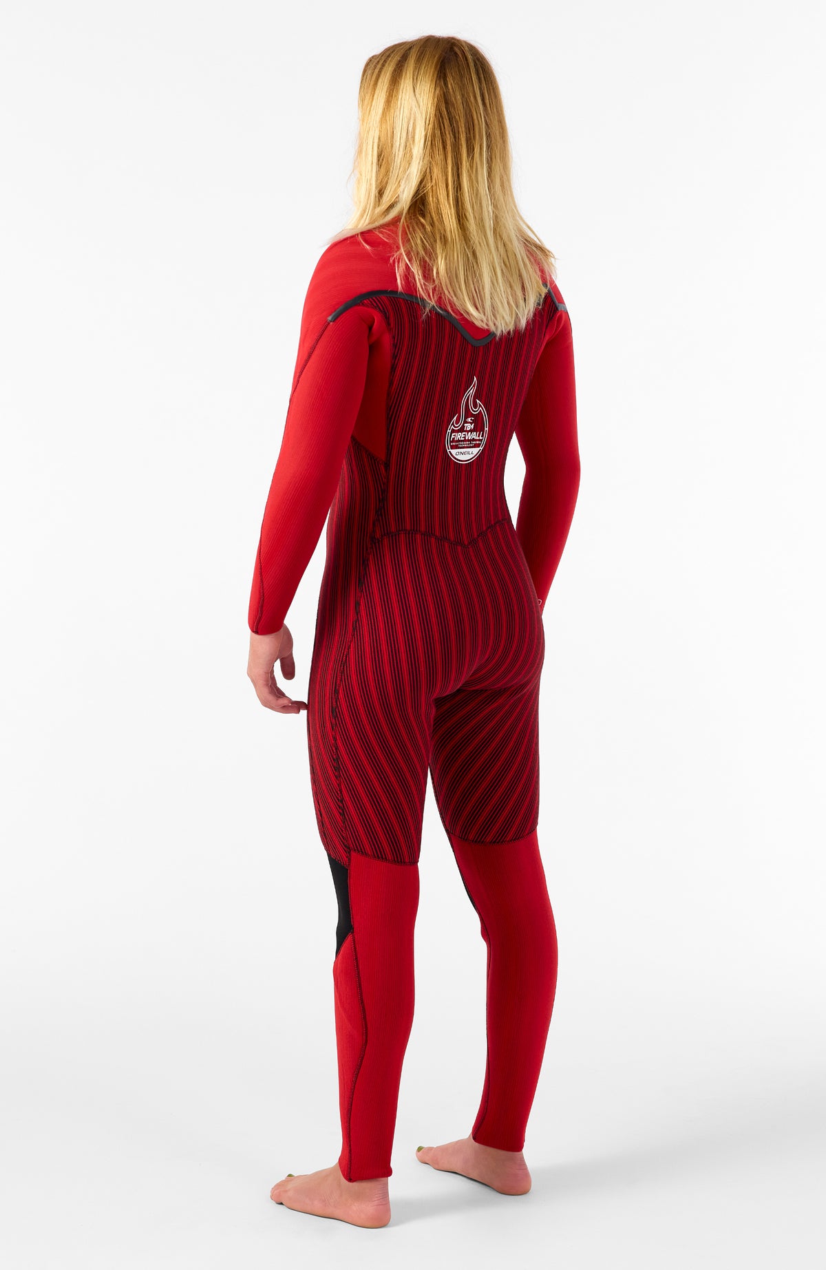 Hyperfreak Fire Neoprenanzug für Damen, schwarz, auf links gedreht mit rotem Innenfutter, Rückansicht am Model