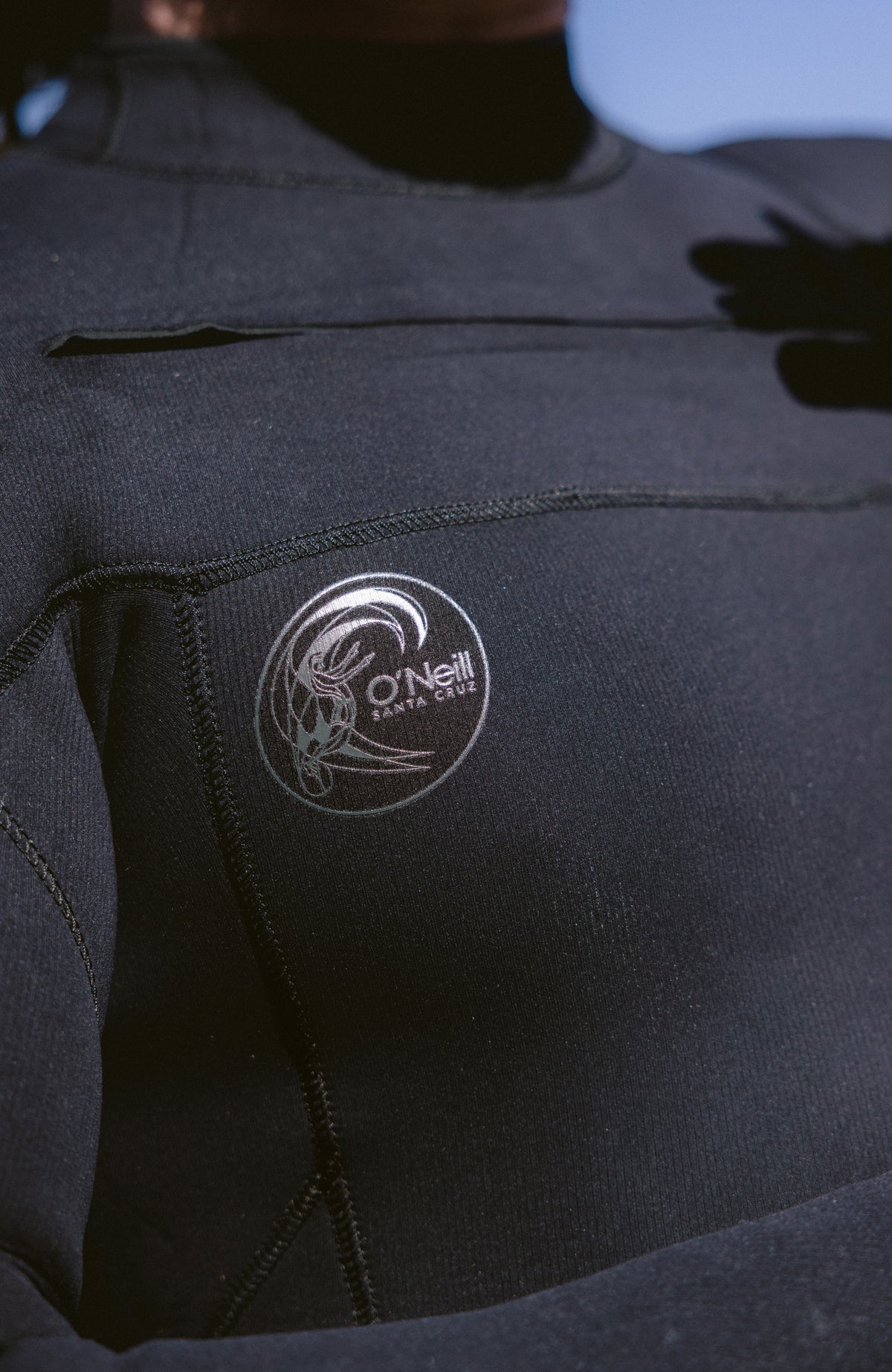 Schwarzer O'Riginals RG8 Neoprenanzug für Herren, Nahaufnahme des runden Logo-Badges