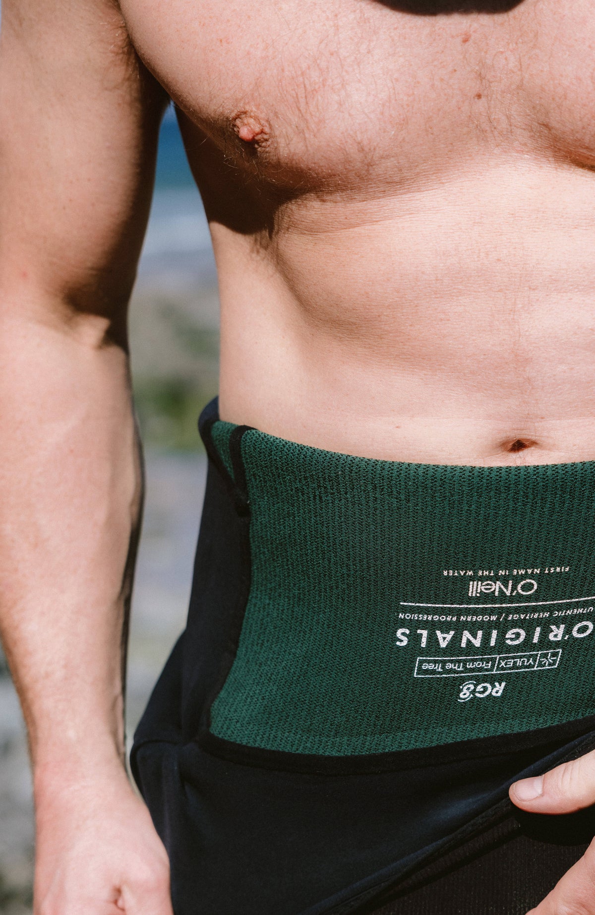 Schwarzer O'Riginals RG8 Neoprenanzug für Herren, Nahaufnahme des grünen Innenfutters mit weißem Logo-Print