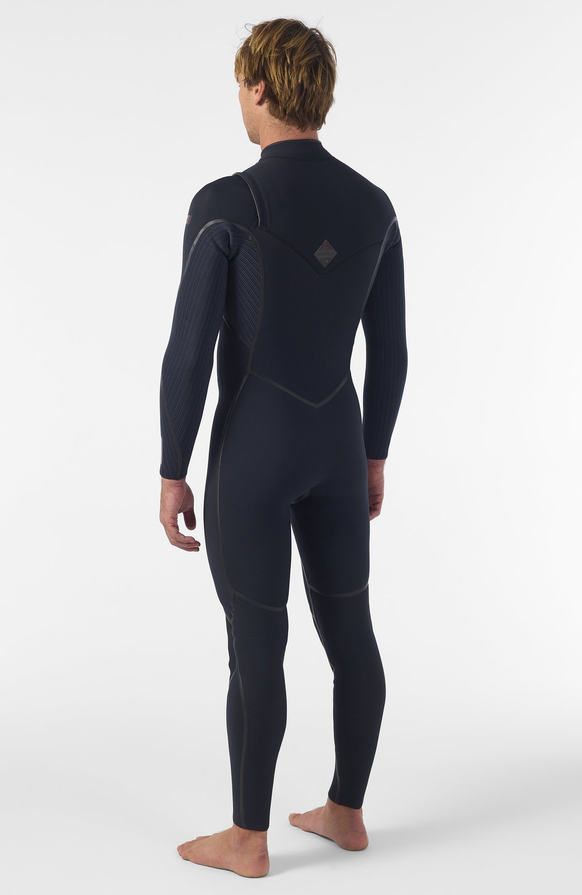 Schwarzer Hyperfreak Fire Neoprenanzug für Herren, getragen am Model, Rückansicht mit Logo-Patch