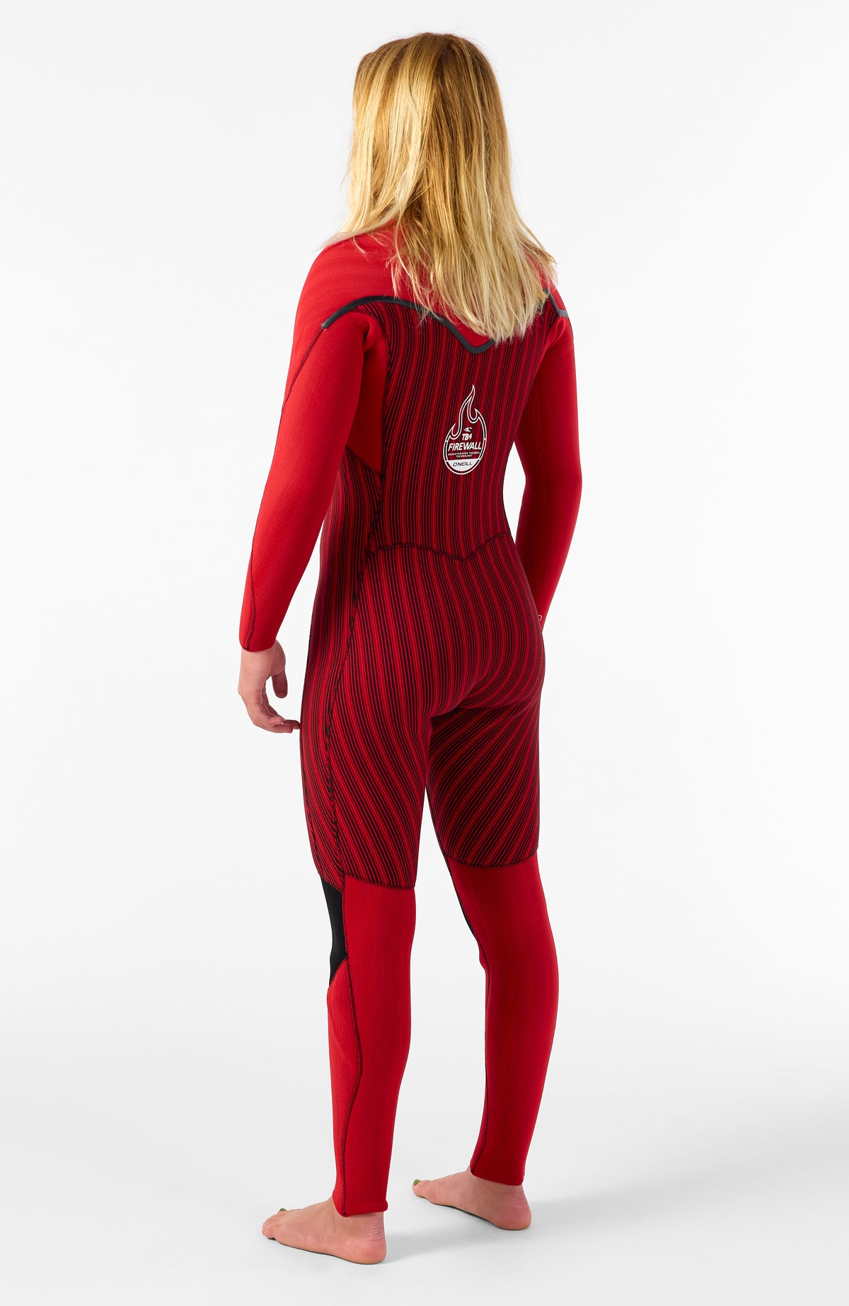 Hyperfreak Fire Neoprenanzug für Damen, schwarz, Rückansicht am Model mit gewendetem rotem Innenfutter