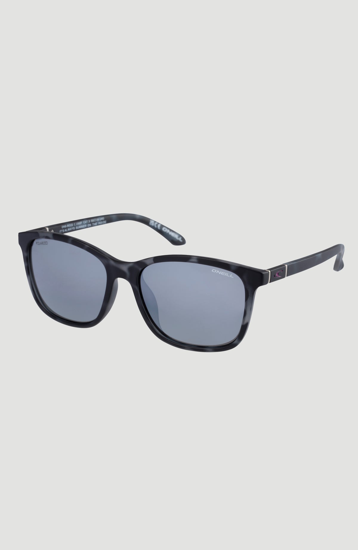 Schwarze Sunglasses 9015 Sonnenbrille für Damen, freigestellt von schräg vorne mit sichtbarem Bügel